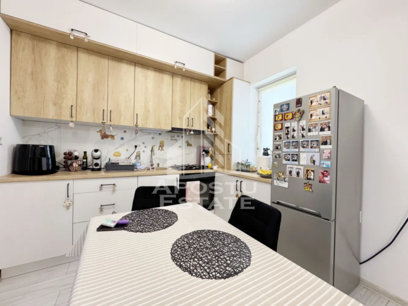Apartament 2 camere de vanzare, 48mp utili + balcon, etaj 2/3 -Giroc - Agentia imobiliara APOSTU ESTATE va propune spre vanzare un apartament cu 2 camere cu living open-space + bucatarie, situat in Giroc, judetul Timis .

Drumul de acces spre imobil este asfaltat. In apropiere se afla un parc, magazine si supermarket-uri precum Lidl, Profi, Mega Image, Scoala, Gradinita la o distanta de 10 minute, acces facil la mijloace de transport in comun .

Apartamentul se vinde complet mobilat si utilat, precum se observa in imagini .
Imobilul dispune de o suprafata de 48 mp utili + 4 mp balcon si este situat la etajul 2/3 .

Compartimentare:
- hol acces.
- living cu bucatarie open-space.
- hol.
- dormitor.
- baie cu geam si cada.

Detalii tehnice:

- constructie realizata in anul 2012 din caramida Porotherm de 25 cm .
- exterior si interior izolat cu polistiren de 10 cm .
- pereti despartitori complet din caramida (fara rigips) tencuiti mecanizat finisati cu glet si vopsea lavabila .
- geamuri termopan cu izolare fonica si termica superioara, foarte mari si luminoase .
- centrala proprie pe gaz, sistem eficient de incalzire prin pardoseala .
- usa acces securizata, usi interioare MDF .
- electrocasnice in stare perfecta de functionare .
- 1 loc de parcare in CF.

Utilitati complete: curent, apa de la retea, canalizare, gaz .

Pret: 95.000 Euro
Pentru mai multe detalii nu ezitati sa ne contactati !

Acceptam orice fel de credit bancar. Oferim consultanta si solutii financiare prin colaboratorii nostri pentru a obtine cel mai avantajos credit Ipotecar sau Noua Casa .

Va asteptam cu drag la o vizionare chiar astazi!
CP 3129588