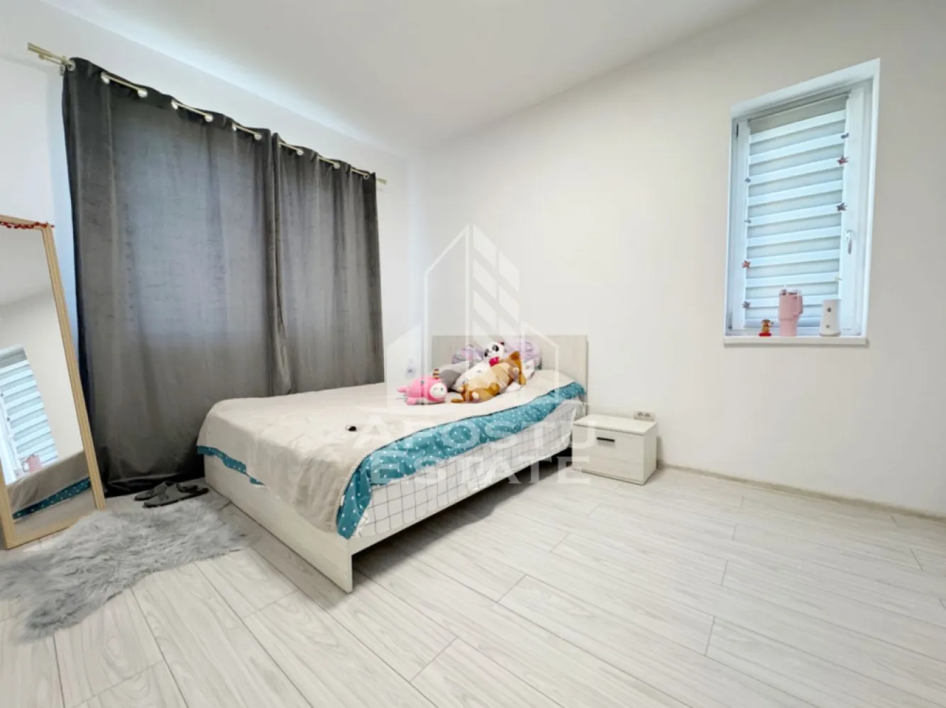 Apartament 2 camere de vanzare, 48mp utili + balcon, etaj 2/3 -Giroc - Agentia imobiliara APOSTU ESTATE va propune spre vanzare un apartament cu 2 camere cu living open-space + bucatarie, situat in Giroc, judetul Timis .

Drumul de acces spre imobil este asfaltat. In apropiere se afla un parc, magazine si supermarket-uri precum Lidl, Profi, Mega Image, Scoala, Gradinita la o distanta de 10 minute, acces facil la mijloace de transport in comun .

Apartamentul se vinde complet mobilat si utilat, precum se observa in imagini .
Imobilul dispune de o suprafata de 48 mp utili + 4 mp balcon si este situat la etajul 2/3 .

Compartimentare:
- hol acces.
- living cu bucatarie open-space.
- hol.
- dormitor.
- baie cu geam si cada.

Detalii tehnice:

- constructie realizata in anul 2012 din caramida Porotherm de 25 cm .
- exterior si interior izolat cu polistiren de 10 cm .
- pereti despartitori complet din caramida (fara rigips) tencuiti mecanizat finisati cu glet si vopsea lavabila .
- geamuri termopan cu izolare fonica si termica superioara, foarte mari si luminoase .
- centrala proprie pe gaz, sistem eficient de incalzire prin pardoseala .
- usa acces securizata, usi interioare MDF .
- electrocasnice in stare perfecta de functionare .
- 1 loc de parcare in CF.

Utilitati complete: curent, apa de la retea, canalizare, gaz .

Pret: 95.000 Euro
Pentru mai multe detalii nu ezitati sa ne contactati !

Acceptam orice fel de credit bancar. Oferim consultanta si solutii financiare prin colaboratorii nostri pentru a obtine cel mai avantajos credit Ipotecar sau Noua Casa .

Va asteptam cu drag la o vizionare chiar astazi!
CP 3129588