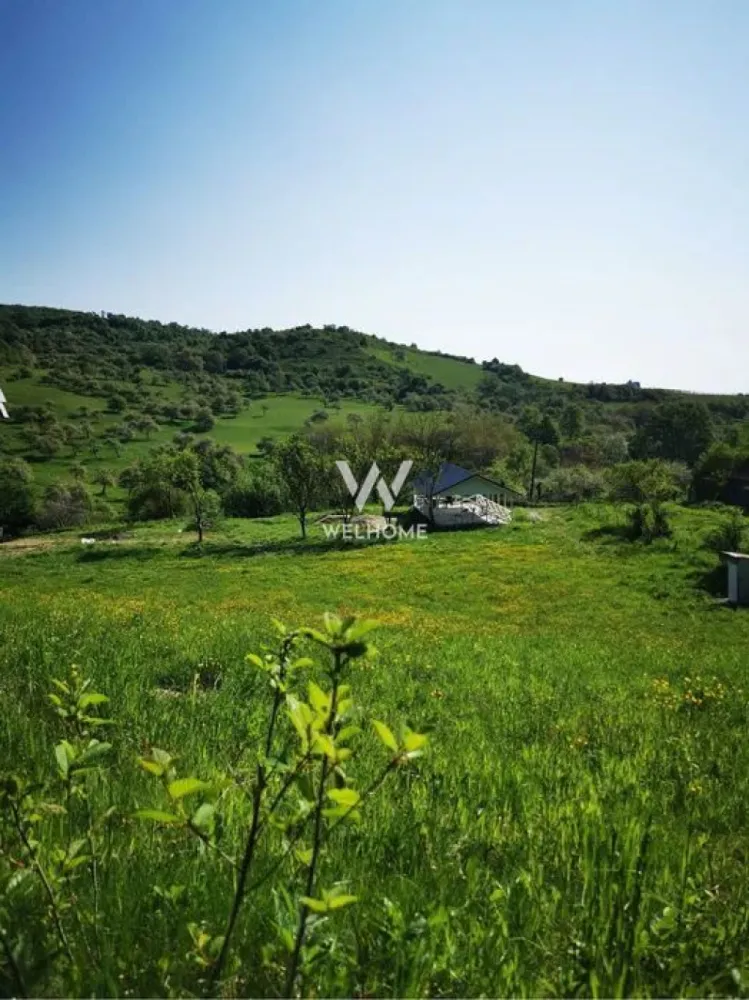 Teren cu cabane A-Frame și priveliște către Munții Făgăraș - Se vinde teren intravilan de 5.129 mp, situat la ieșirea din Bradu, într-o zonă retrasă și liniștită, cu priveliște spectaculoasă spre Munții Făgăraș și pădure în spate. Acces facil, aproape de drum, fără trafic sau zgomot. Pe proprietate se află: 2 cabane tip A-Frame (22 mp parter + 11 mp dormitor în mansardă) băile neamenajate parchet din lemn masiv disponibil filigorie de aprox. 75 mp, complet echipată (grătar, chiuvetă, mese, bănci) Utilități: apă pe teren, curent trifazic tras până la cabane (necesită panou), gaz în apropiere. Terenul este ideal pentru investiție turistică, retreat-uri sau casă de vacanță, având potențial excelent de extindere (cabane, ciubăr, saună). O proprietate specială, pentru cei care caută liniște, natură și acces rapid către Sibiu, Păltiniș, Valea Avrigului și atracțiile din zonă. Detalii și vizionări: 0743030351 }}