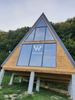 Teren cu cabane A-Frame și priveliște către Munții Făgăraș
