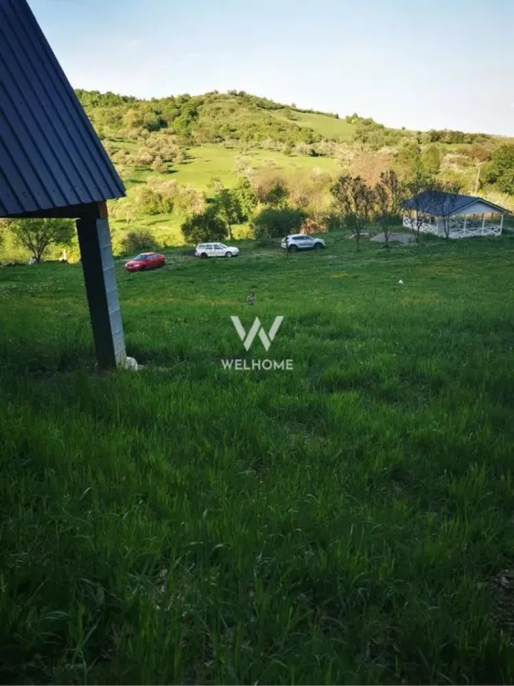 Teren cu cabane A-Frame și priveliște către Munții Făgăraș - Se vinde teren intravilan de 5.129 mp, situat la ieșirea din Bradu, într-o zonă retrasă și liniștită, cu priveliște spectaculoasă spre Munții Făgăraș și pădure în spate. Acces facil, aproape de drum, fără trafic sau zgomot. Pe proprietate se află: 2 cabane tip A-Frame (22 mp parter + 11 mp dormitor în mansardă) băile neamenajate parchet din lemn masiv disponibil filigorie de aprox. 75 mp, complet echipată (grătar, chiuvetă, mese, bănci) Utilități: apă pe teren, curent trifazic tras până la cabane (necesită panou), gaz în apropiere. Terenul este ideal pentru investiție turistică, retreat-uri sau casă de vacanță, având potențial excelent de extindere (cabane, ciubăr, saună). O proprietate specială, pentru cei care caută liniște, natură și acces rapid către Sibiu, Păltiniș, Valea Avrigului și atracțiile din zonă. Detalii și vizionări: 0743030351 }}