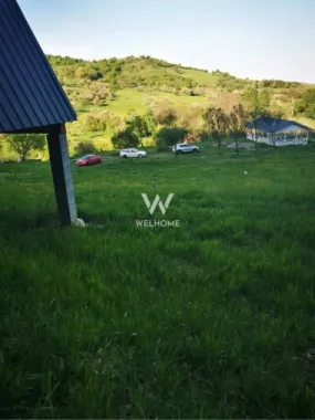 Teren cu cabane A-Frame și priveliște către Munții Făgăraș