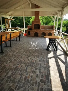 Teren cu cabane A-Frame și priveliște către Munții Făgăraș