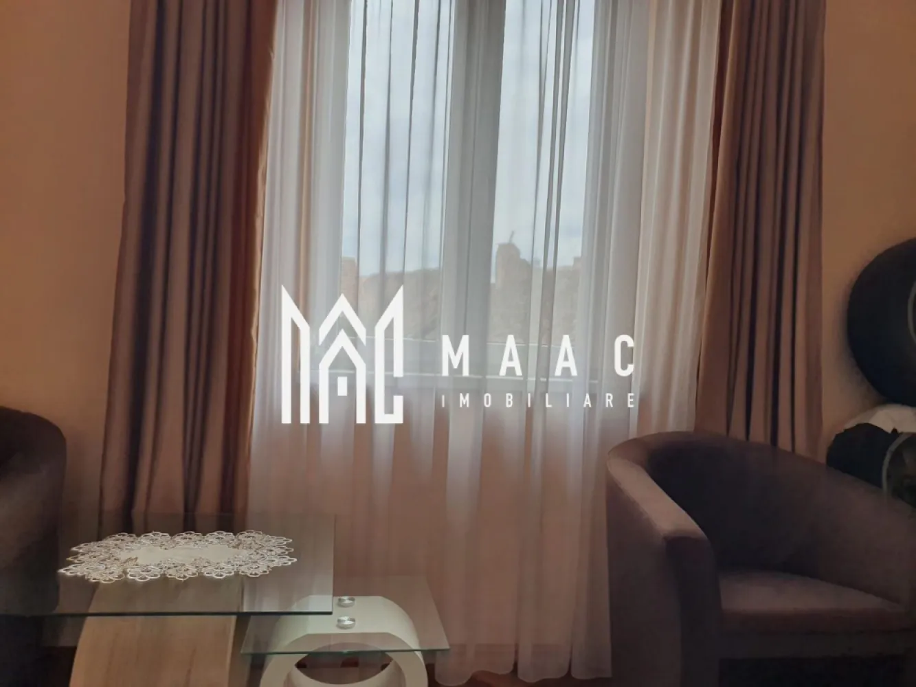Apartament spațios la casă | Zona istorică – Orașul de Jos - MAAC Imobiliare vă propune spre vânzare un apartament deosebit, situat în centrul istoric al Sibiului, într-o zonă liniștită și plină de farmec – una dintre cele mai căutate zone turistice ale orașului.

Detalii apartament:
Etaj 1, suprafață 106 mp utili
Compartimentare: 3 camere, bucătărie, baie, WC serviciu separat, 2 holuri, cămară
Parchet masiv de stejar – răzuit și lăcuit
Geamuri termopan
Centrală termică proprie și calorifere noi
Instalație electrică complet schimbată (coloană + tablou electric nou, executată cu firmă autorizată)
Interfon

Spații suplimentare:
Curte interioară comună, din care apartamentul deține 105 mp
Acces într-o zonă liniștită și autentică, dar aproape de toate punctele de interes

Avantaje:
Locație premium – în inima centrului istoric
Ideal pentru locuință personală, închiriere clasică sau regim hotelier
Investiție sigură, având în vedere cererea mare în zonă
Proprietatea se află într-o zonă turistică deosebită, foarte aproape de Podul Minciunilor, Piața Mică și principalele atracții ale Sibiului.

📞 Contactează-ne pentru mai multe detalii sau pentru a programa o vizionare, menționați CP2854499!