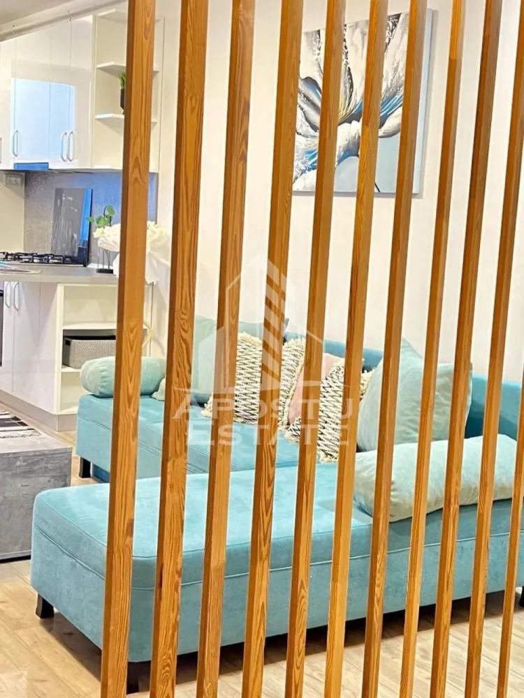 Apartament modern cu 2 camere,open space Giroc,zona Planetelor - Apostu Estate va propune spre inchiriere un apartament modern,cu 2 camere,open space,in Giroc in zona Planetelor.

Apartamentul este disponibil la etajul 3/3 si se desfasoara pe o suprafata utila de 50.15mp.

Compartimentare:

-hol.
-living cu bucatarie open space.
-terasa.
-dormitor.
-baie.
-pod pt depozitare pe toata suprafata apartamentului.

Confortul termic se realizeaza prin intermediul centralei si al climei.

In vecinatate se afla Lidl,Mega Image,statie.

Apartamentul este amenajat modern, cu un design elegant si functional, foarte luminos datorita compartimentarii și luminii naturale generoase. 

O alegere ideala atat pentru locuit, oferind confort si atmosfera primitoare, cat și pentru investitie, avand un potential excelent de inchiriere.

Complet utilat si mobilat,disponibil imediat!

Dispune de un loc de parcare.

Va asteptam cu drag la o vizionare!