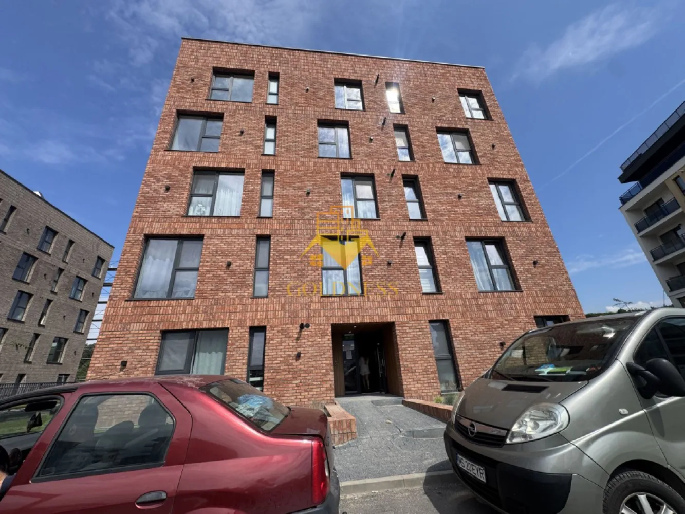 2 camere,modern,parcare,bloc nou, Floresti, Somesului Zona Avram Iancu - GOLDNESS Imobiliare vă propune spre închiriere un apartament cu 2 camere complet mobilat și utilat, la etajul 2 într-un imobil de 5 etaje, în Floresti. Apartamentul este compartimentat astfel:
 - dormitor care se mobileaza la cerere
 - living cu bucatarie open-space complet utilată, restul se mobileaza la recere
 - baie cu cada, calorifer port prosop inox și dulap pentru depozitare.
 - terasa de 20 mp.

Imobilul este dotat cu toate cele necesare- centrală proprie, mașină de spălat haine, frigider, plită electrică, hotă, etc. 
Se află în apropierea stațiilor de transport în comun, magazine, restaurante, spații verzi, farmacii, etc. 
Dispune de parcare exterioara!

Dacă sunteți interesați de acest apartament și doriți să îl vizionați, dar și pentru alte oferte sau detalii nu ezitați să ne contactați telefonic sau prin e-mail - goldnessimobiliare@gmail.com. Vă stăm la dispoziție!