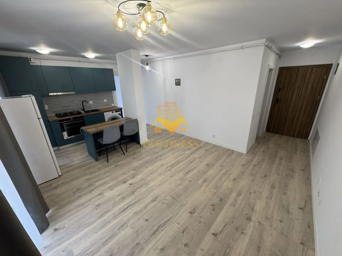 2 camere,modern,parcare,bloc nou, Floresti, Somesului Zona Avram Iancu - GOLDNESS Imobiliare vă propune spre închiriere un apartament cu 2 camere complet mobilat și utilat, la etajul 2 într-un imobil de 5 etaje, în Floresti. Apartamentul este compartimentat astfel:
 - dormitor care se mobileaza la cerere
 - living cu bucatarie open-space complet utilată, restul se mobileaza la recere
 - baie cu cada, calorifer port prosop inox și dulap pentru depozitare.
 - terasa de 20 mp.

Imobilul este dotat cu toate cele necesare- centrală proprie, mașină de spălat haine, frigider, plită electrică, hotă, etc. 
Se află în apropierea stațiilor de transport în comun, magazine, restaurante, spații verzi, farmacii, etc. 
Dispune de parcare exterioara!

Dacă sunteți interesați de acest apartament și doriți să îl vizionați, dar și pentru alte oferte sau detalii nu ezitați să ne contactați telefonic sau prin e-mail - goldnessimobiliare@gmail.com. Vă stăm la dispoziție!