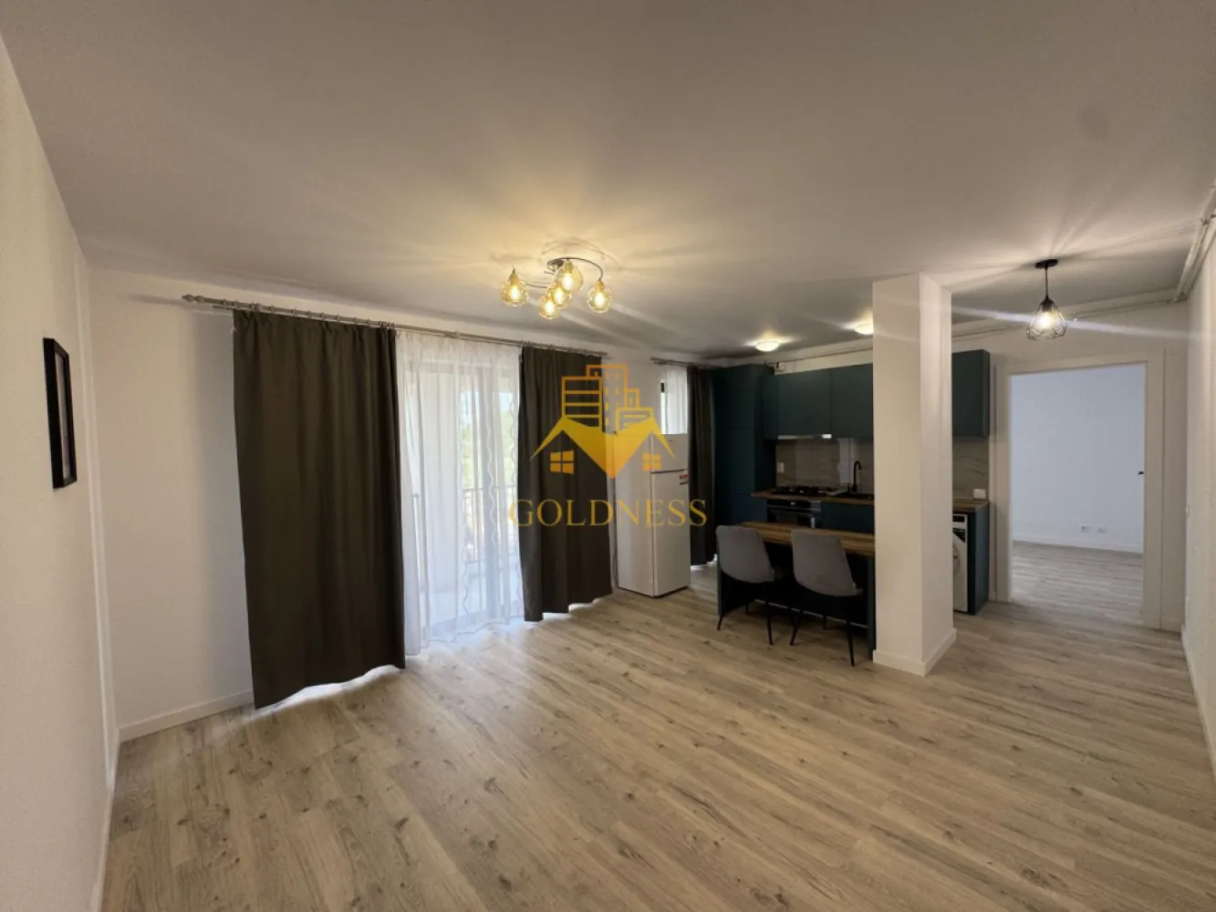 2 camere,modern,parcare,bloc nou, Floresti, Somesului Zona Avram Iancu - GOLDNESS Imobiliare vă propune spre închiriere un apartament cu 2 camere complet mobilat și utilat, la etajul 2 într-un imobil de 5 etaje, în Floresti. Apartamentul este compartimentat astfel:
 - dormitor care se mobileaza la cerere
 - living cu bucatarie open-space complet utilată, restul se mobileaza la recere
 - baie cu cada, calorifer port prosop inox și dulap pentru depozitare.
 - terasa de 20 mp.

Imobilul este dotat cu toate cele necesare- centrală proprie, mașină de spălat haine, frigider, plită electrică, hotă, etc. 
Se află în apropierea stațiilor de transport în comun, magazine, restaurante, spații verzi, farmacii, etc. 
Dispune de parcare exterioara!

Dacă sunteți interesați de acest apartament și doriți să îl vizionați, dar și pentru alte oferte sau detalii nu ezitați să ne contactați telefonic sau prin e-mail - goldnessimobiliare@gmail.com. Vă stăm la dispoziție!