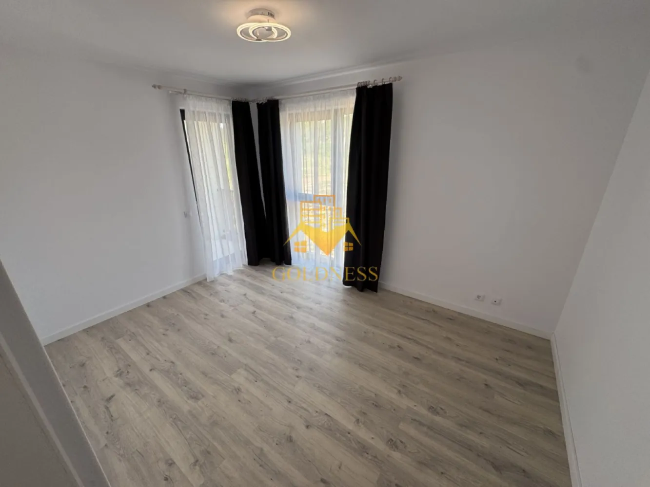 2 camere,modern,parcare,bloc nou, Floresti, Somesului Zona Avram Iancu - GOLDNESS Imobiliare vă propune spre închiriere un apartament cu 2 camere complet mobilat și utilat, la etajul 2 într-un imobil de 5 etaje, în Floresti. Apartamentul este compartimentat astfel:
 - dormitor care se mobileaza la cerere
 - living cu bucatarie open-space complet utilată, restul se mobileaza la recere
 - baie cu cada, calorifer port prosop inox și dulap pentru depozitare.
 - terasa de 20 mp.

Imobilul este dotat cu toate cele necesare- centrală proprie, mașină de spălat haine, frigider, plită electrică, hotă, etc. 
Se află în apropierea stațiilor de transport în comun, magazine, restaurante, spații verzi, farmacii, etc. 
Dispune de parcare exterioara!

Dacă sunteți interesați de acest apartament și doriți să îl vizionați, dar și pentru alte oferte sau detalii nu ezitați să ne contactați telefonic sau prin e-mail - goldnessimobiliare@gmail.com. Vă stăm la dispoziție!