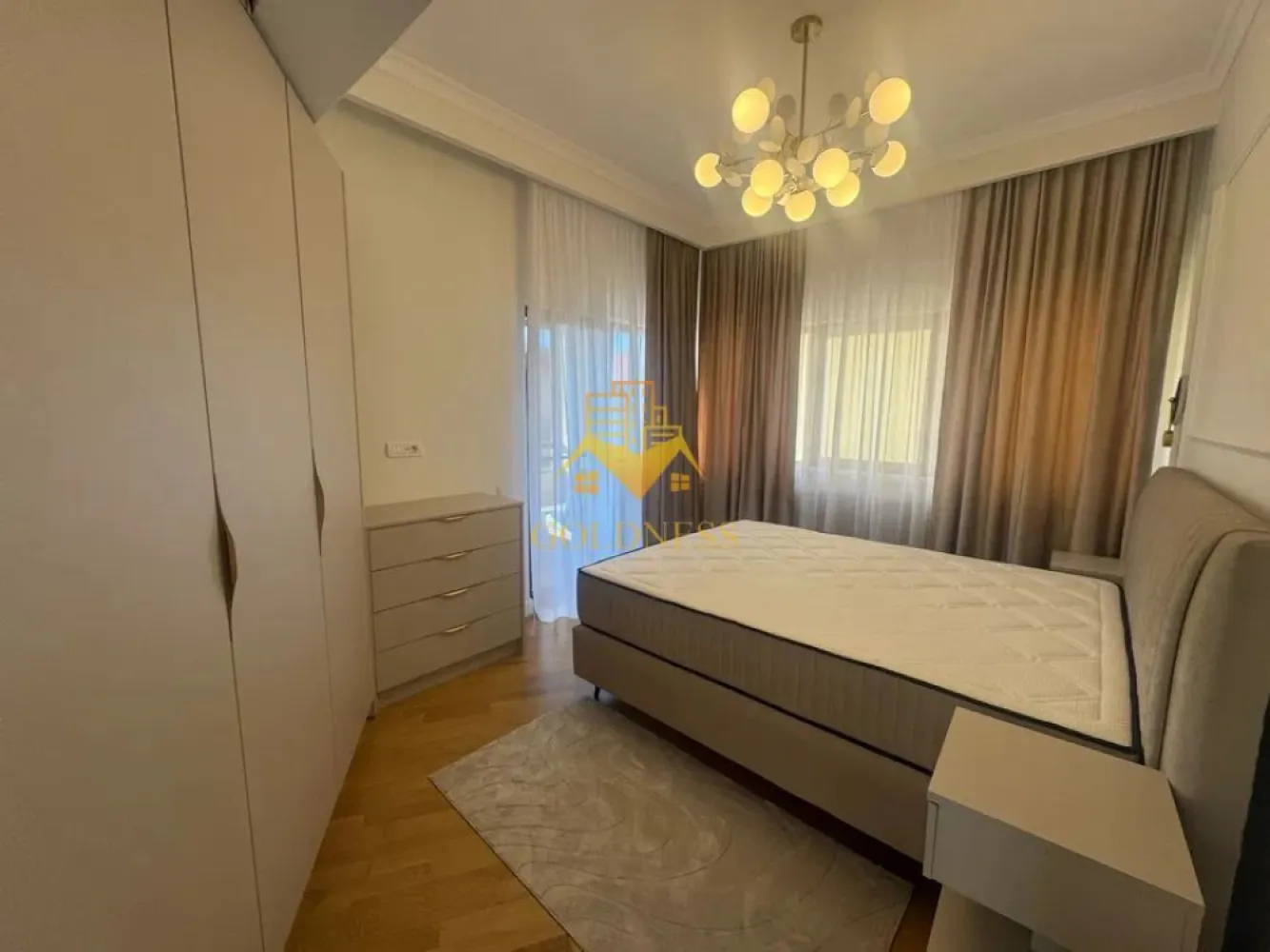 3 camere, modern, bloc nou, parcare subterana, Andrei Muresanu - GOLDNESS Imobiliare vă propune spre închiriere un apartament cu 3 camere complet mobilat și utilat, la etajul 1 într-un imobil de 2 etaje, în Cartierul Andrei Muresanu.
Dispune de loc de parcare subterana!
Se află în apropierea stațiilor de transport în comun, magazine, restaurante, spații verzi, farmacii, etc. 

Apartamentul este compartimentat astfel:
 - dormitor cu pat matrimonial, dressing, noptiere
 - dormitor cu pat matrimonial, dressing, noptiere
 - living cu canapea extensibila, spatiu pentru depozitare, TV, loc de luat masa
 - bucatarie complet mobilata, utilata
 - baie cu cabina de dus, calorifer port prosop și dulap pentru depozitare.
 - balcon de 6 mp.

Imobilul este dotat cu toate cele necesare- centrală proprie, frigider, aragaz, hotă, mașină de spălat haine, etc. 

Dacă sunteți interesați de acest apartament și doriți să îl vizionați, dar și pentru alte oferte nu ezitați să ne contactați telefonic sau prin e-mail. Vă stăm la dispoziție!

Pentru intermediere se percepe un comision de 50% din prețul chiriei!
