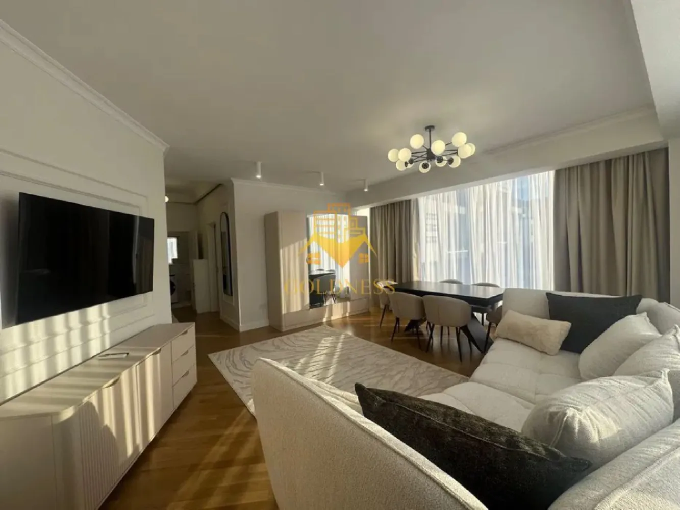 3 camere, modern, bloc nou, parcare subterana, Andrei Muresanu - GOLDNESS Imobiliare vă propune spre închiriere un apartament cu 3 camere complet mobilat și utilat, la etajul 1 într-un imobil de 2 etaje, în Cartierul Andrei Muresanu.
Dispune de loc de parcare subterana!
Se află în apropierea stațiilor de transport în comun, magazine, restaurante, spații verzi, farmacii, etc. 

Apartamentul este compartimentat astfel:
 - dormitor cu pat matrimonial, dressing, noptiere
 - dormitor cu pat matrimonial, dressing, noptiere
 - living cu canapea extensibila, spatiu pentru depozitare, TV, loc de luat masa
 - bucatarie complet mobilata, utilata
 - baie cu cabina de dus, calorifer port prosop și dulap pentru depozitare.
 - balcon de 6 mp.

Imobilul este dotat cu toate cele necesare- centrală proprie, frigider, aragaz, hotă, mașină de spălat haine, etc. 

Dacă sunteți interesați de acest apartament și doriți să îl vizionați, dar și pentru alte oferte nu ezitați să ne contactați telefonic sau prin e-mail. Vă stăm la dispoziție!

Pentru intermediere se percepe un comision de 50% din prețul chiriei!