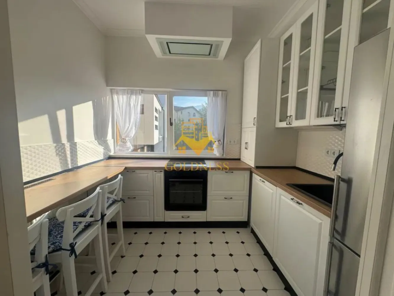 3 camere, modern, bloc nou, parcare subterana, Andrei Muresanu - GOLDNESS Imobiliare vă propune spre închiriere un apartament cu 3 camere complet mobilat și utilat, la etajul 1 într-un imobil de 2 etaje, în Cartierul Andrei Muresanu.
Dispune de loc de parcare subterana!
Se află în apropierea stațiilor de transport în comun, magazine, restaurante, spații verzi, farmacii, etc. 

Apartamentul este compartimentat astfel:
 - dormitor cu pat matrimonial, dressing, noptiere
 - dormitor cu pat matrimonial, dressing, noptiere
 - living cu canapea extensibila, spatiu pentru depozitare, TV, loc de luat masa
 - bucatarie complet mobilata, utilata
 - baie cu cabina de dus, calorifer port prosop și dulap pentru depozitare.
 - balcon de 6 mp.

Imobilul este dotat cu toate cele necesare- centrală proprie, frigider, aragaz, hotă, mașină de spălat haine, etc. 

Dacă sunteți interesați de acest apartament și doriți să îl vizionați, dar și pentru alte oferte nu ezitați să ne contactați telefonic sau prin e-mail. Vă stăm la dispoziție!

Pentru intermediere se percepe un comision de 50% din prețul chiriei!