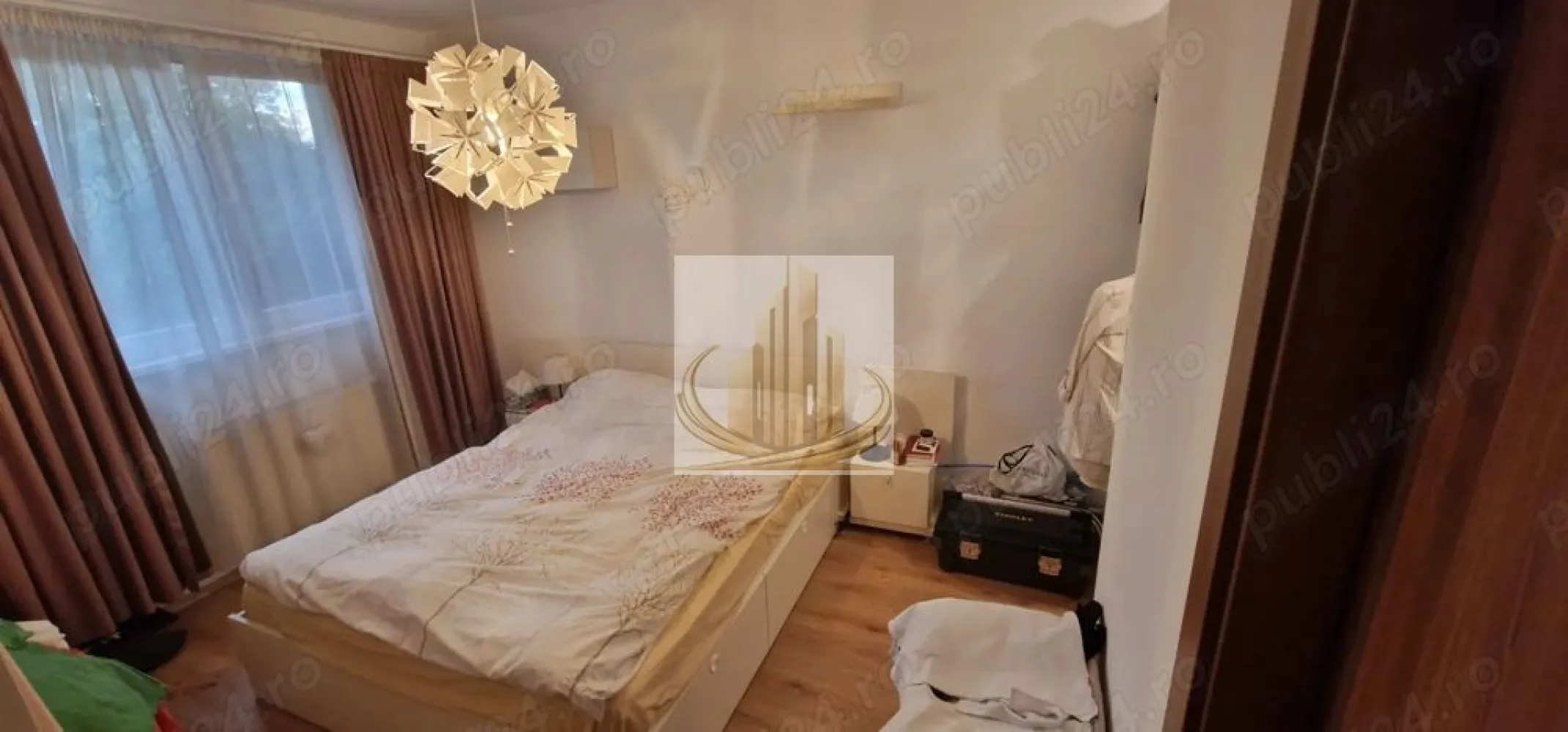 Ap 3 cam decomandat | Curte înscrisă în CF | Lipovei | Bloc Nou - Echipa Grand Mobilis Imobiliare vă propune spre vânzare un apartament deosebit cu 3 camere, decomandat, situat într-una dintre cele mai apreciate zone rezidențiale ale Timișoarei, în proximitatea Pădurii Verzi.

Construit în anul 2015, apartamentul impresionează prin compartimentarea excelentă, suprafețele generoase și combinația rar întâlnită dintre confortul unui apartament modern și beneficiile unei case, datorită curții proprii și teraselor private.

Proprietatea dispune de o suprafață utilă de 69,5 mp și beneficiază de:

curte proprie de 45,27 mp înscrisă în CF;
terasă principală de 6,22 mp;
terasă secundară de 6 mp;
loc de parcare privat de 12 mp, inclus în preț și înscris în acte.

Compartimentarea este una ideală pentru o familie:

dormitor matrimonial cu dressing și acces direct către una dintre băi;
dormitor secundar ideal pentru copil, oaspeți sau birou;
living generos și luminos;
bucătărie închisă;
2 băi;
hol principal și zone eficiente de circulație.

Apartamentul se vinde complet mobilat și utilat, fiind pregătit pentru mutare imediată. Totodată, beneficiază de centrală proprie pe gaz, încălzire prin calorifere, electrocasnice complete, filtre de apă pentru întregul apartament, protecție antirefulare și sistem automatizat de irigare pentru grădină.

Unul dintre marile avantaje ale proprietății îl reprezintă poziționarea excelentă. Apartamentul este situat într-o zonă liniștită și verde, având în imediata apropiere:

Pădurea Verde, ideală pentru plimbări, alergare și activități în aer liber;
magazine și supermarketuri (Lidl și alte puncte comerciale);
restaurante și cafenele;
sală de fitness;
școală și grădiniță;
mijloace de transport în comun;
acces rapid către principalele artere ale orașului;
Iulius Town la aproximativ 10 minute de mers cu mașina.

Datorită compartimentării eficiente, curții proprii și poziției excelente, această proprietate este alegerea ideală pentru o familie care își dorește confort, spațiu și acces la natură. Totodată, reprezintă și o oportunitate foarte bună de investiție, datorită prețului atractiv și randamentului ridicat de închiriere din zonă.

Un apartament care îmbină perfect avantajele unei locuințe moderne cu beneficiile unei grădini private, într-una dintre cele mai căutate zone din Timișoara.

Pentru mai multe detalii sau programarea unei vizionări, echipa Grand Mobilis Imobiliare vă stă cu drag la dispoziție.
ID Intern: CP3131256