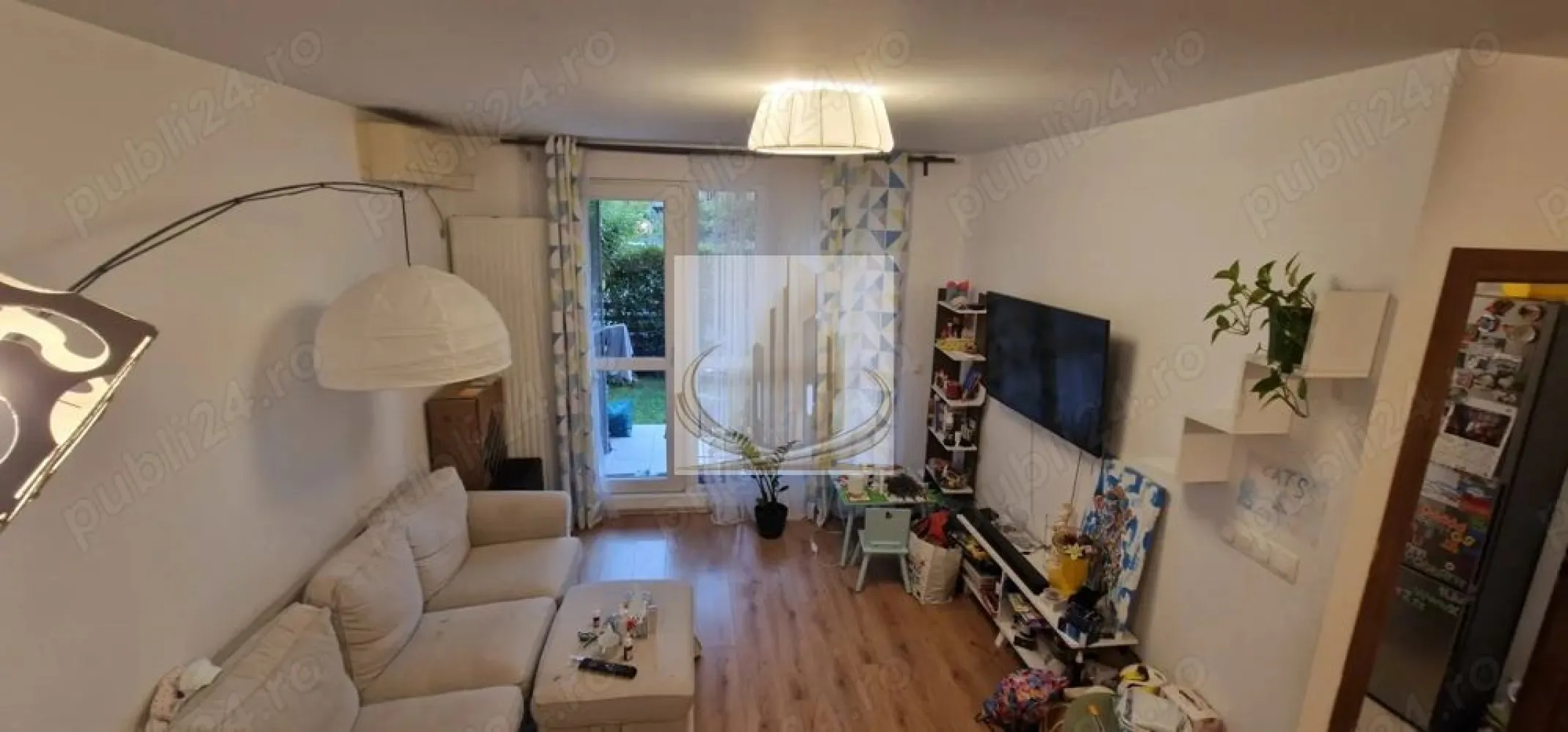 Ap 3 cam decomandat | Curte înscrisă în CF | Lipovei | Bloc Nou - Echipa Grand Mobilis Imobiliare vă propune spre vânzare un apartament deosebit cu 3 camere, decomandat, situat într-una dintre cele mai apreciate zone rezidențiale ale Timișoarei, în proximitatea Pădurii Verzi.

Construit în anul 2015, apartamentul impresionează prin compartimentarea excelentă, suprafețele generoase și combinația rar întâlnită dintre confortul unui apartament modern și beneficiile unei case, datorită curții proprii și teraselor private.

Proprietatea dispune de o suprafață utilă de 69,5 mp și beneficiază de:

curte proprie de 45,27 mp înscrisă în CF;
terasă principală de 6,22 mp;
terasă secundară de 6 mp;
loc de parcare privat de 12 mp, inclus în preț și înscris în acte.

Compartimentarea este una ideală pentru o familie:

dormitor matrimonial cu dressing și acces direct către una dintre băi;
dormitor secundar ideal pentru copil, oaspeți sau birou;
living generos și luminos;
bucătărie închisă;
2 băi;
hol principal și zone eficiente de circulație.

Apartamentul se vinde complet mobilat și utilat, fiind pregătit pentru mutare imediată. Totodată, beneficiază de centrală proprie pe gaz, încălzire prin calorifere, electrocasnice complete, filtre de apă pentru întregul apartament, protecție antirefulare și sistem automatizat de irigare pentru grădină.

Unul dintre marile avantaje ale proprietății îl reprezintă poziționarea excelentă. Apartamentul este situat într-o zonă liniștită și verde, având în imediata apropiere:

Pădurea Verde, ideală pentru plimbări, alergare și activități în aer liber;
magazine și supermarketuri (Lidl și alte puncte comerciale);
restaurante și cafenele;
sală de fitness;
școală și grădiniță;
mijloace de transport în comun;
acces rapid către principalele artere ale orașului;
Iulius Town la aproximativ 10 minute de mers cu mașina.

Datorită compartimentării eficiente, curții proprii și poziției excelente, această proprietate este alegerea ideală pentru o familie care își dorește confort, spațiu și acces la natură. Totodată, reprezintă și o oportunitate foarte bună de investiție, datorită prețului atractiv și randamentului ridicat de închiriere din zonă.

Un apartament care îmbină perfect avantajele unei locuințe moderne cu beneficiile unei grădini private, într-una dintre cele mai căutate zone din Timișoara.

Pentru mai multe detalii sau programarea unei vizionări, echipa Grand Mobilis Imobiliare vă stă cu drag la dispoziție.
ID Intern: CP3131256