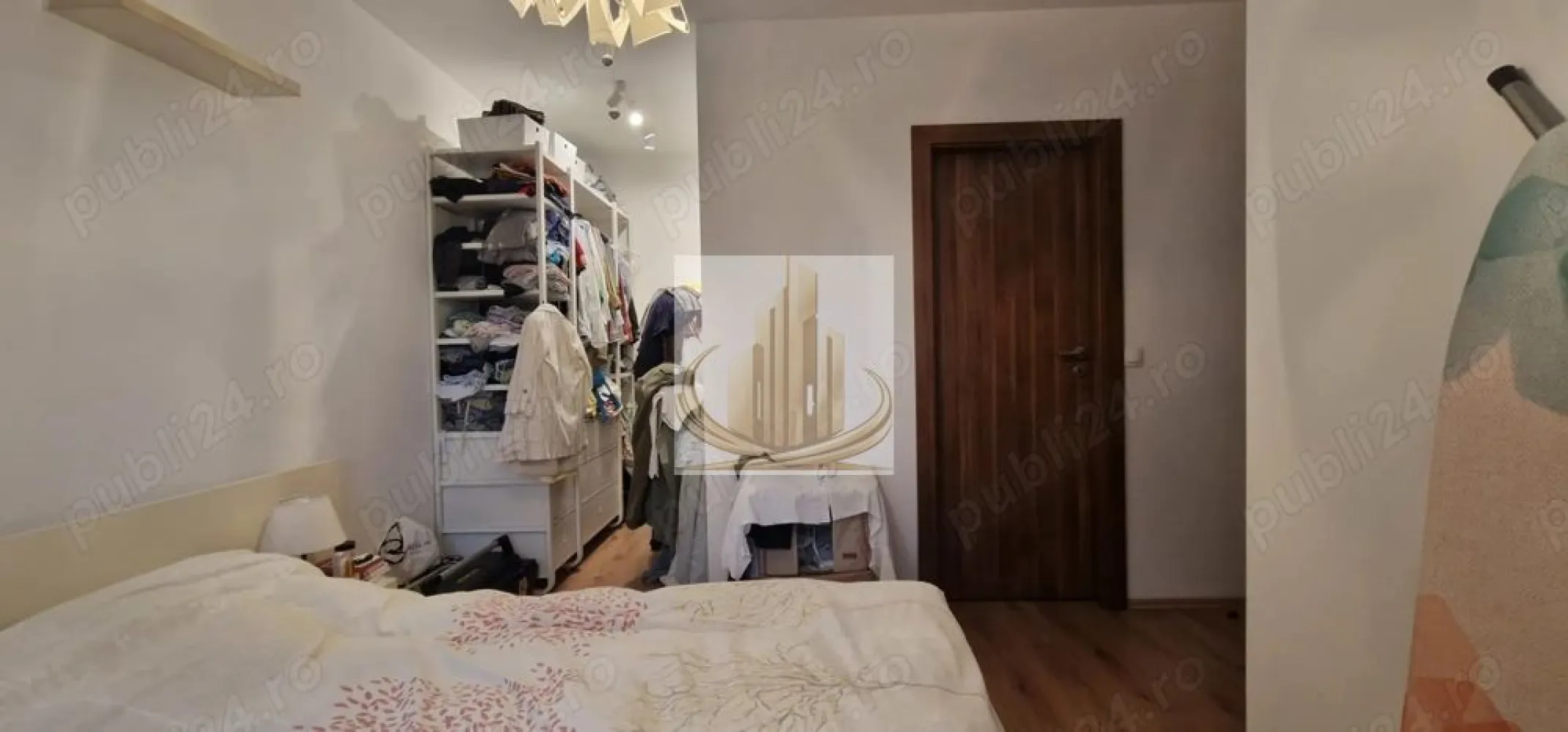 Ap 3 cam decomandat | Curte înscrisă în CF | Lipovei | Bloc Nou - Echipa Grand Mobilis Imobiliare vă propune spre vânzare un apartament deosebit cu 3 camere, decomandat, situat într-una dintre cele mai apreciate zone rezidențiale ale Timișoarei, în proximitatea Pădurii Verzi.

Construit în anul 2015, apartamentul impresionează prin compartimentarea excelentă, suprafețele generoase și combinația rar întâlnită dintre confortul unui apartament modern și beneficiile unei case, datorită curții proprii și teraselor private.

Proprietatea dispune de o suprafață utilă de 69,5 mp și beneficiază de:

curte proprie de 45,27 mp înscrisă în CF;
terasă principală de 6,22 mp;
terasă secundară de 6 mp;
loc de parcare privat de 12 mp, inclus în preț și înscris în acte.

Compartimentarea este una ideală pentru o familie:

dormitor matrimonial cu dressing și acces direct către una dintre băi;
dormitor secundar ideal pentru copil, oaspeți sau birou;
living generos și luminos;
bucătărie închisă;
2 băi;
hol principal și zone eficiente de circulație.

Apartamentul se vinde complet mobilat și utilat, fiind pregătit pentru mutare imediată. Totodată, beneficiază de centrală proprie pe gaz, încălzire prin calorifere, electrocasnice complete, filtre de apă pentru întregul apartament, protecție antirefulare și sistem automatizat de irigare pentru grădină.

Unul dintre marile avantaje ale proprietății îl reprezintă poziționarea excelentă. Apartamentul este situat într-o zonă liniștită și verde, având în imediata apropiere:

Pădurea Verde, ideală pentru plimbări, alergare și activități în aer liber;
magazine și supermarketuri (Lidl și alte puncte comerciale);
restaurante și cafenele;
sală de fitness;
școală și grădiniță;
mijloace de transport în comun;
acces rapid către principalele artere ale orașului;
Iulius Town la aproximativ 10 minute de mers cu mașina.

Datorită compartimentării eficiente, curții proprii și poziției excelente, această proprietate este alegerea ideală pentru o familie care își dorește confort, spațiu și acces la natură. Totodată, reprezintă și o oportunitate foarte bună de investiție, datorită prețului atractiv și randamentului ridicat de închiriere din zonă.

Un apartament care îmbină perfect avantajele unei locuințe moderne cu beneficiile unei grădini private, într-una dintre cele mai căutate zone din Timișoara.

Pentru mai multe detalii sau programarea unei vizionări, echipa Grand Mobilis Imobiliare vă stă cu drag la dispoziție.
ID Intern: CP3131256
