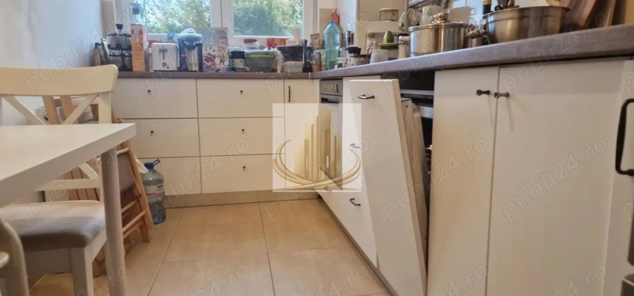 Ap 3 cam decomandat | Curte înscrisă în CF | Lipovei | Bloc Nou - Echipa Grand Mobilis Imobiliare vă propune spre vânzare un apartament deosebit cu 3 camere, decomandat, situat într-una dintre cele mai apreciate zone rezidențiale ale Timișoarei, în proximitatea Pădurii Verzi.

Construit în anul 2015, apartamentul impresionează prin compartimentarea excelentă, suprafețele generoase și combinația rar întâlnită dintre confortul unui apartament modern și beneficiile unei case, datorită curții proprii și teraselor private.

Proprietatea dispune de o suprafață utilă de 69,5 mp și beneficiază de:

curte proprie de 45,27 mp înscrisă în CF;
terasă principală de 6,22 mp;
terasă secundară de 6 mp;
loc de parcare privat de 12 mp, inclus în preț și înscris în acte.

Compartimentarea este una ideală pentru o familie:

dormitor matrimonial cu dressing și acces direct către una dintre băi;
dormitor secundar ideal pentru copil, oaspeți sau birou;
living generos și luminos;
bucătărie închisă;
2 băi;
hol principal și zone eficiente de circulație.

Apartamentul se vinde complet mobilat și utilat, fiind pregătit pentru mutare imediată. Totodată, beneficiază de centrală proprie pe gaz, încălzire prin calorifere, electrocasnice complete, filtre de apă pentru întregul apartament, protecție antirefulare și sistem automatizat de irigare pentru grădină.

Unul dintre marile avantaje ale proprietății îl reprezintă poziționarea excelentă. Apartamentul este situat într-o zonă liniștită și verde, având în imediata apropiere:

Pădurea Verde, ideală pentru plimbări, alergare și activități în aer liber;
magazine și supermarketuri (Lidl și alte puncte comerciale);
restaurante și cafenele;
sală de fitness;
școală și grădiniță;
mijloace de transport în comun;
acces rapid către principalele artere ale orașului;
Iulius Town la aproximativ 10 minute de mers cu mașina.

Datorită compartimentării eficiente, curții proprii și poziției excelente, această proprietate este alegerea ideală pentru o familie care își dorește confort, spațiu și acces la natură. Totodată, reprezintă și o oportunitate foarte bună de investiție, datorită prețului atractiv și randamentului ridicat de închiriere din zonă.

Un apartament care îmbină perfect avantajele unei locuințe moderne cu beneficiile unei grădini private, într-una dintre cele mai căutate zone din Timișoara.

Pentru mai multe detalii sau programarea unei vizionări, echipa Grand Mobilis Imobiliare vă stă cu drag la dispoziție.
ID Intern: CP3131256
