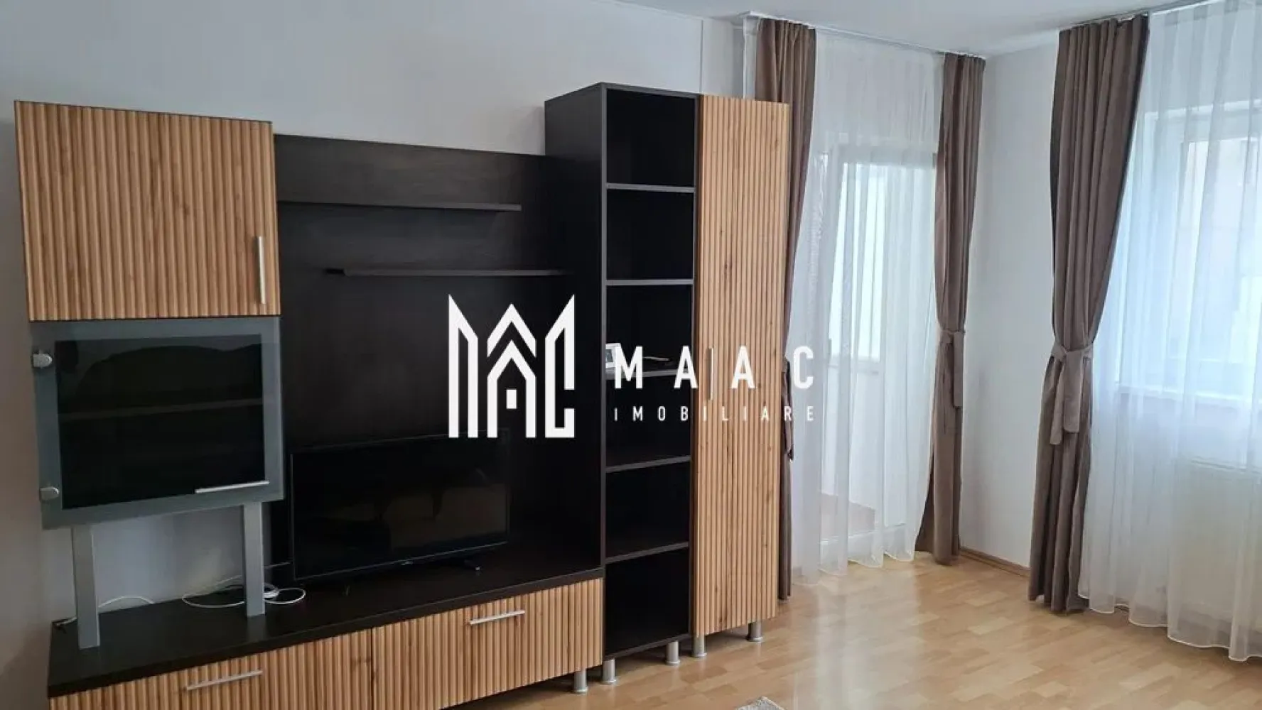 Apartament 2 camere | 60 mp + curte | Strand - MAAC Imobiliare vă propune spre închiriere, pe termen lung, un apartament complet mobilat și utilat, situat în cartierul Ștrand din Sibiu, pe strada Prof. Ioan Moga nr. 4.

Locuința este amplasată la parterul unui imobil bine întreținut și dispune de o compartimentare practică, fiind compusă din doua camere, bucatarie, baie, balcon inchis si gradina de 20 mp.

Apartamentul beneficiază de centrală termică proprie și este oferit complet mobilat, fiind pregătit pentru mutare imediată.

Zonă liniștită și apreciată – cartierul Ștrand
Parter – acces facil
Balcon închis
Grădină proprie
Loc de parcare inclu
Disponibil pentru închiriere pe termen lung

Pentru mai multe detalii sau programarea unei vizionări, nu ezitați să ne contactați specificand ID: CP3131121