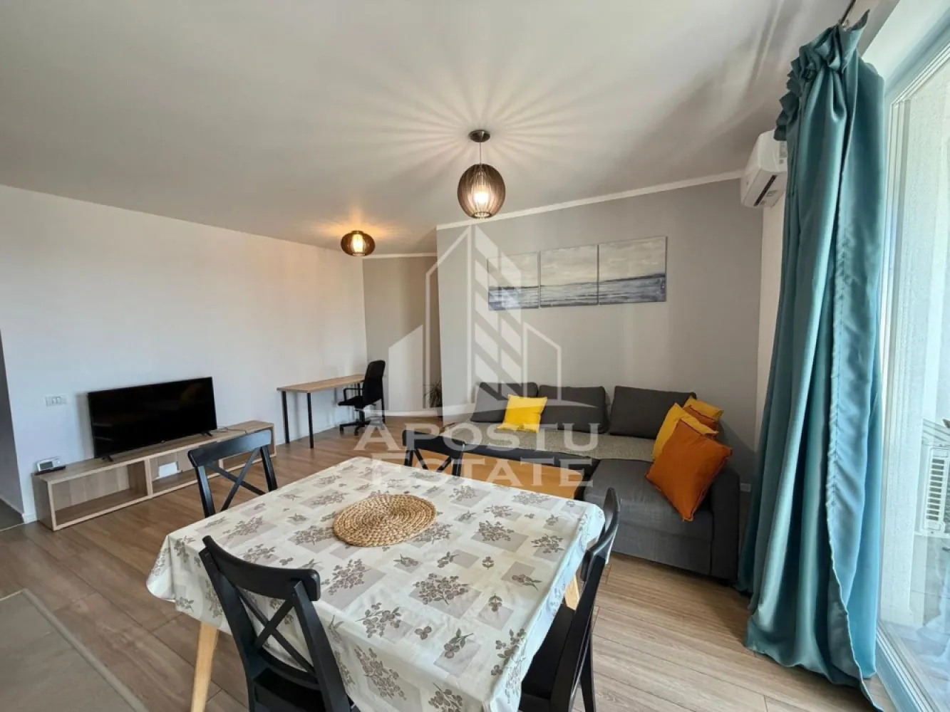 Apartament cu 2 camere de inchiriat,petfriendly,City Of Mara,Timisoara - Agentia imobiliara APOSTU ESTATE va propune spre inchiriere un apartament cu 2 camere spatios si luminos, situat in Timisoara, zona Circumvalatiunii (City Of Mara), potrivit pentru cupluri sau persoane singure care isi doresc o locuinta in care sa se simta confortabil
Suprafata utila: 53 mp

Compartimentare eficienta:
-Bucatarie deschisa complet mobilata si utilata, cu loc de luat masa
-Living luminos si spatios
-Dormitor complet mobilat si utilat
-Baie prevazuta cu cada 

Confort si facilitati:
-Masina de spalat rufe
-Masina de spalat vase
-Aer conditionat
- Balcon
-Incalzirea apartamentului: centrala proprie (incalzire prin pardoseala)
-Apartamentul nu dispune de loc de parcare inscris in CF, dar contra cost se poate inchiria
-Se accepta ANIMALE DE COMPANIE de talie mica de catre proprietar

Localizare:
-Timis, Timisoara, zona Circumvalatiunii, Semicentral, Complexul City Of Mara

Ideal pentru:
-Persoane singure
-Cupluri

Disponibilitate: imediata
Pret chirie lunara: 560 EUR 
Programeaza o vizionare pentru a-ti putea imagina viitorul aici!
ID intern: CP3111061