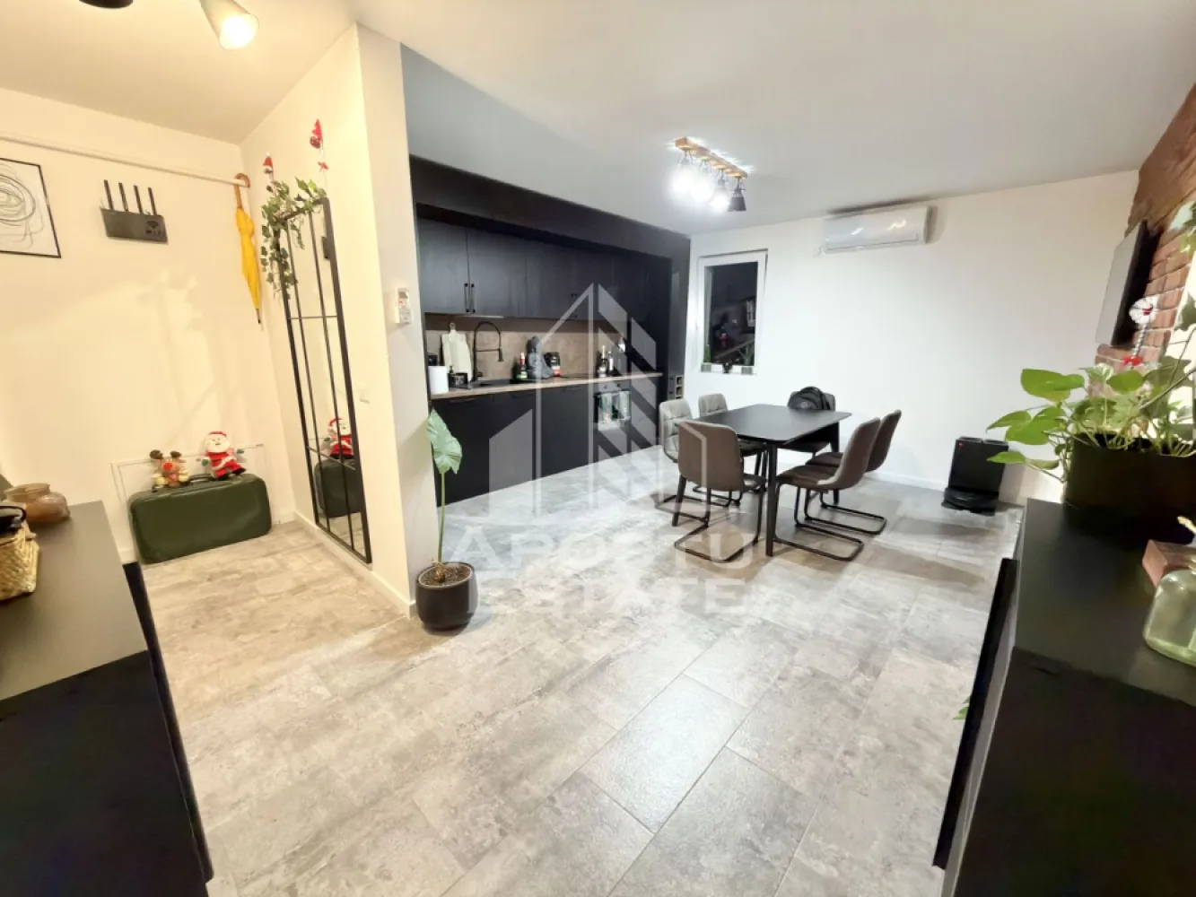 Apartament cu 3 camere mobilat si utilat, dressing si debara in Giroc. - APOSTU ESTATE va propune spre vanzare un apartament cu 3 camere in Giroc.
Drumul de acces spre imobil este asfaltat. In apropiere este un parc la doar 2 minute, iar magazine si supermarket-uri precum Lidl, Profi, Mega Image, Penny, Scoala, gradinita la o distanta de 5 minute, acces facil la mijloace de transport in comun.

Apartamentul se vinde partial mobilat.

Imobilul dispune de o suprafata de 53 mp si este situat la etajul 3.

Compartimentare:
- hol acces.
- living cu bucatarie open space.
- 2 dormitoare.
- baie cu geam si cada.
- dressing.
- debara.
- terasa de 11mp.

Detalii tehnice:
- constructie realizata in anul 2023 din caramida Porotherm de 30 cm.
- exterior izolat cu polistiren de 10 cm eps 80.
- pereti despartitori complet din caramida (fara rigips) tencuiti mecanizat finisati cu glet si vopsea lavabila.
- geamuri termopan cu 3 sticle pentru izolare fonica si termica superioara, foarte mari si luminoase dotate cu site si jaluzele.
- centrala proprie pe gaz, incalzire prin pardoseala.
- aparataje modulare Gewis.
- usa acces securizata, usi interioare Porta Doors.
- electrocasnice noi, in stare perfecta de functionare. (frigider, masina de spalat rufe, masina de spalat vase, aragaz, cuptor, hota).
- mobilier de calitate inalta, realizat pe comanda pe toata suprafata apartamentului.
- 1 loc de parcare in cf.
- aparat pentru aer conditionat.
- acces pe terasa din ambele dormitoare.
- termostat ambiental.

Utilitati complete: curent, apa de la retea, canalizare, gaz.
Pentru mai multe detalii nu ezitati sa ne contactati!

Acceptam orice fel de credit bancar. Oferim consultanta si solutii financiare prin colaboratorii nostri pentru a obtine cel mai avantajos credit Ipotecar sau Noua Casa.

Va asteptam cu drag la o vizionare chiar astazi!
CP2849165