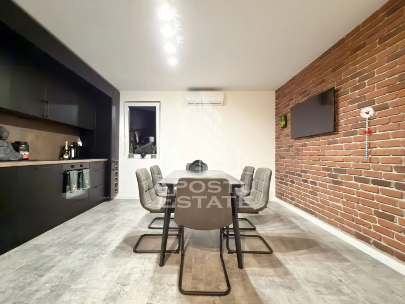Apartament cu 3 camere mobilat si utilat, dressing si debara in Giroc. - APOSTU ESTATE va propune spre vanzare un apartament cu 3 camere in Giroc.
Drumul de acces spre imobil este asfaltat. In apropiere este un parc la doar 2 minute, iar magazine si supermarket-uri precum Lidl, Profi, Mega Image, Penny, Scoala, gradinita la o distanta de 5 minute, acces facil la mijloace de transport in comun.

Apartamentul se vinde partial mobilat.

Imobilul dispune de o suprafata de 53 mp si este situat la etajul 3.

Compartimentare:
- hol acces.
- living cu bucatarie open space.
- 2 dormitoare.
- baie cu geam si cada.
- dressing.
- debara.
- terasa de 11mp.

Detalii tehnice:
- constructie realizata in anul 2023 din caramida Porotherm de 30 cm.
- exterior izolat cu polistiren de 10 cm eps 80.
- pereti despartitori complet din caramida (fara rigips) tencuiti mecanizat finisati cu glet si vopsea lavabila.
- geamuri termopan cu 3 sticle pentru izolare fonica si termica superioara, foarte mari si luminoase dotate cu site si jaluzele.
- centrala proprie pe gaz, incalzire prin pardoseala.
- aparataje modulare Gewis.
- usa acces securizata, usi interioare Porta Doors.
- electrocasnice noi, in stare perfecta de functionare. (frigider, masina de spalat rufe, masina de spalat vase, aragaz, cuptor, hota).
- mobilier de calitate inalta, realizat pe comanda pe toata suprafata apartamentului.
- 1 loc de parcare in cf.
- aparat pentru aer conditionat.
- acces pe terasa din ambele dormitoare.
- termostat ambiental.

Utilitati complete: curent, apa de la retea, canalizare, gaz.
Pentru mai multe detalii nu ezitati sa ne contactati!

Acceptam orice fel de credit bancar. Oferim consultanta si solutii financiare prin colaboratorii nostri pentru a obtine cel mai avantajos credit Ipotecar sau Noua Casa.

Va asteptam cu drag la o vizionare chiar astazi!
CP2849165