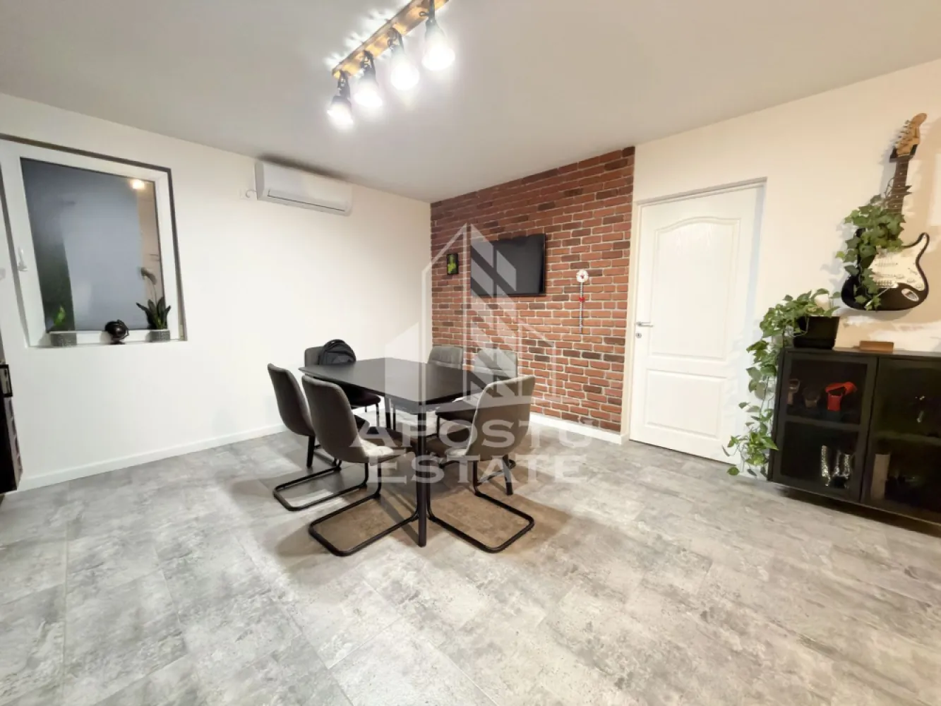 Apartament cu 3 camere mobilat si utilat, dressing si debara in Giroc. - APOSTU ESTATE va propune spre vanzare un apartament cu 3 camere in Giroc.
Drumul de acces spre imobil este asfaltat. In apropiere este un parc la doar 2 minute, iar magazine si supermarket-uri precum Lidl, Profi, Mega Image, Penny, Scoala, gradinita la o distanta de 5 minute, acces facil la mijloace de transport in comun.

Apartamentul se vinde partial mobilat.

Imobilul dispune de o suprafata de 53 mp si este situat la etajul 3.

Compartimentare:
- hol acces.
- living cu bucatarie open space.
- 2 dormitoare.
- baie cu geam si cada.
- dressing.
- debara.
- terasa de 11mp.

Detalii tehnice:
- constructie realizata in anul 2023 din caramida Porotherm de 30 cm.
- exterior izolat cu polistiren de 10 cm eps 80.
- pereti despartitori complet din caramida (fara rigips) tencuiti mecanizat finisati cu glet si vopsea lavabila.
- geamuri termopan cu 3 sticle pentru izolare fonica si termica superioara, foarte mari si luminoase dotate cu site si jaluzele.
- centrala proprie pe gaz, incalzire prin pardoseala.
- aparataje modulare Gewis.
- usa acces securizata, usi interioare Porta Doors.
- electrocasnice noi, in stare perfecta de functionare. (frigider, masina de spalat rufe, masina de spalat vase, aragaz, cuptor, hota).
- mobilier de calitate inalta, realizat pe comanda pe toata suprafata apartamentului.
- 1 loc de parcare in cf.
- aparat pentru aer conditionat.
- acces pe terasa din ambele dormitoare.
- termostat ambiental.

Utilitati complete: curent, apa de la retea, canalizare, gaz.
Pentru mai multe detalii nu ezitati sa ne contactati!

Acceptam orice fel de credit bancar. Oferim consultanta si solutii financiare prin colaboratorii nostri pentru a obtine cel mai avantajos credit Ipotecar sau Noua Casa.

Va asteptam cu drag la o vizionare chiar astazi!
CP2849165