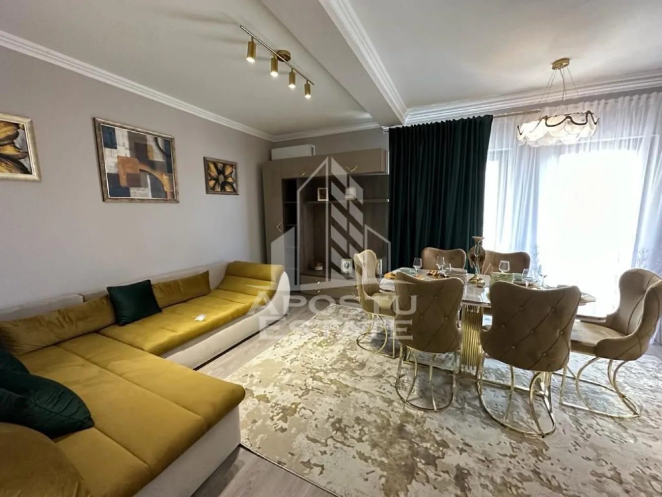 Apartament de lux cu 2 camere si dressing,Dumbravita - Apostu Estate va propune spre inchiriere un apartament de lux,nou,cu 2 camere in Dumbravita,zona Ikea.
Apartamentul este disponibil la etajul 1,cu o suprafata utila de 58 mp plus terasa.

Compartimentare:

-hol
-living cu bucatarie open space
-dormitor
-dressing
-baie 
-balcon deschis

Confortul termic se realizeaza prin intermediul centralei si al climei,incalzirea este in pardoseala.

Complet mobilat si utilat.

Un loc de parcare inclus.

Disponibil imediat!

Va asteptam cu drag la o vizionare!