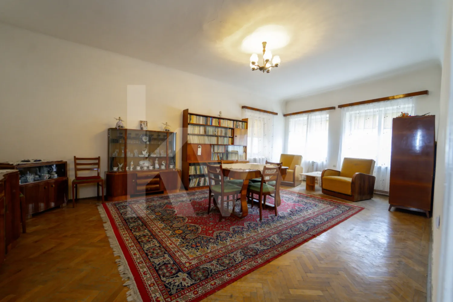 Apartament 3 camere - Eleganță și spațiu în Centrul Istoric al Sibiului – 122 mp - Apartament deosebit 122 mp în Centrul Istoric al Sibiului | Etaj 1 | Pod + 2 pivnițe | Investiție premium

O proprietate rară, cu farmec autentic și potențial excelent de valorificare, situată în una dintre cele mai apreciate zone ale Centrului Istoric din Sibiu.
Amplasat la etajul 1 al unei clădiri istorice, la intersecția străzilor 9 Mai și Ocnei, în imediata apropiere a restaurantului La Cuptor și la doar câteva minute de Podul Minciunilor, acest apartament oferă combinația perfectă între confort, poziționare premium și oportunitate de investiție.

Cu o suprafață utilă generoasă de 122 mp, proprietatea dispune de 3 camere spațioase, o bucătărie, o baie și holuri largi, fiind ideală atât pentru locuire, cât și pentru activități turistice sau profesionale. Tavanele înalte, specifice clădirilor din centrul vechi, oferă eleganță și o senzație aparte de spațiu, iar suprafețele vitrate generoase asigură lumină naturală pe tot parcursul zilei.

Un avantaj important îl reprezintă cele două pivnițe, ideale pentru depozitare, precum și accesul la pod pe întreaga suprafață a apartamentului, oferind posibilități suplimentare de amenajare, depozitare sau valorificare ulterioară, în funcție de necesitățile viitorului proprietar.
Apartamentul se vinde mobilat și utilat, fiind pregătit pentru utilizare imediată, însă poate fi predat și nemobilat, în funcție de preferințele cumpărătorului.
Poziționarea ultracentrală transformă această proprietate într-o investiție deosebit de atractivă. Piața Mică, Piața Mare, Podul Minciunilor, restaurantele, cafenelele, muzeele și principalele atracții turistice ale orașului sunt la doar câteva minute de mers pe jos. Din acest motiv, apartamentul este ideal pentru:

Regim hotelier
Închiriere pe termen lung
Reședință permanentă
Birouri, cabinete sau activități comerciale compatibile cu zona
Caracteristici principale:

 Suprafață utilă: 122 mp
 Etaj 1
 3 camere generoase
 Bucătărie separată
 Baie
 Tavane înalte
 Foarte luminos
 2 pivnițe proprii
Acces la pod pe toată suprafața apartamentului
Mobilat și utilat (opțional nemobilat)
 Centru Istoric Sibiu
La câteva minute de Podul Minciunilor
 Potențial excelent de investiție

Proprietățile cu asemenea amplasare, suprafață și beneficii suplimentare sunt extrem de rare pe piață. Dacă îți dorești o locuință cu personalitate sau o investiție sigură într-una dintre cele mai vizitate zone ale Sibiului, această proprietate reprezintă o oportunitate deosebită.