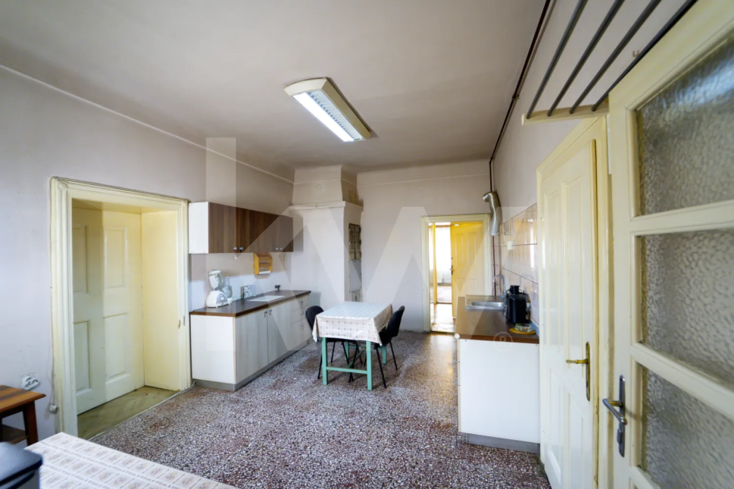 Apartament 3 camere - Eleganță și spațiu în Centrul Istoric al Sibiului – 122 mp - Apartament deosebit 122 mp în Centrul Istoric al Sibiului | Etaj 1 | Pod + 2 pivnițe | Investiție premium

O proprietate rară, cu farmec autentic și potențial excelent de valorificare, situată în una dintre cele mai apreciate zone ale Centrului Istoric din Sibiu.
Amplasat la etajul 1 al unei clădiri istorice, la intersecția străzilor 9 Mai și Ocnei, în imediata apropiere a restaurantului La Cuptor și la doar câteva minute de Podul Minciunilor, acest apartament oferă combinația perfectă între confort, poziționare premium și oportunitate de investiție.

Cu o suprafață utilă generoasă de 122 mp, proprietatea dispune de 3 camere spațioase, o bucătărie, o baie și holuri largi, fiind ideală atât pentru locuire, cât și pentru activități turistice sau profesionale. Tavanele înalte, specifice clădirilor din centrul vechi, oferă eleganță și o senzație aparte de spațiu, iar suprafețele vitrate generoase asigură lumină naturală pe tot parcursul zilei.

Un avantaj important îl reprezintă cele două pivnițe, ideale pentru depozitare, precum și accesul la pod pe întreaga suprafață a apartamentului, oferind posibilități suplimentare de amenajare, depozitare sau valorificare ulterioară, în funcție de necesitățile viitorului proprietar.
Apartamentul se vinde mobilat și utilat, fiind pregătit pentru utilizare imediată, însă poate fi predat și nemobilat, în funcție de preferințele cumpărătorului.
Poziționarea ultracentrală transformă această proprietate într-o investiție deosebit de atractivă. Piața Mică, Piața Mare, Podul Minciunilor, restaurantele, cafenelele, muzeele și principalele atracții turistice ale orașului sunt la doar câteva minute de mers pe jos. Din acest motiv, apartamentul este ideal pentru:

Regim hotelier
Închiriere pe termen lung
Reședință permanentă
Birouri, cabinete sau activități comerciale compatibile cu zona
Caracteristici principale:

 Suprafață utilă: 122 mp
 Etaj 1
 3 camere generoase
 Bucătărie separată
 Baie
 Tavane înalte
 Foarte luminos
 2 pivnițe proprii
Acces la pod pe toată suprafața apartamentului
Mobilat și utilat (opțional nemobilat)
 Centru Istoric Sibiu
La câteva minute de Podul Minciunilor
 Potențial excelent de investiție

Proprietățile cu asemenea amplasare, suprafață și beneficii suplimentare sunt extrem de rare pe piață. Dacă îți dorești o locuință cu personalitate sau o investiție sigură într-una dintre cele mai vizitate zone ale Sibiului, această proprietate reprezintă o oportunitate deosebită.