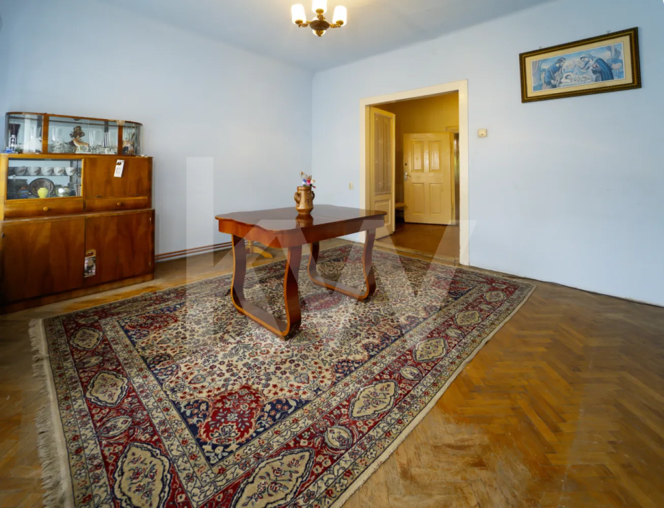 Apartament 3 camere - Eleganță și spațiu în Centrul Istoric al Sibiului – 122 mp - Apartament deosebit 122 mp în Centrul Istoric al Sibiului | Etaj 1 | Pod + 2 pivnițe | Investiție premium

O proprietate rară, cu farmec autentic și potențial excelent de valorificare, situată în una dintre cele mai apreciate zone ale Centrului Istoric din Sibiu.
Amplasat la etajul 1 al unei clădiri istorice, la intersecția străzilor 9 Mai și Ocnei, în imediata apropiere a restaurantului La Cuptor și la doar câteva minute de Podul Minciunilor, acest apartament oferă combinația perfectă între confort, poziționare premium și oportunitate de investiție.

Cu o suprafață utilă generoasă de 122 mp, proprietatea dispune de 3 camere spațioase, o bucătărie, o baie și holuri largi, fiind ideală atât pentru locuire, cât și pentru activități turistice sau profesionale. Tavanele înalte, specifice clădirilor din centrul vechi, oferă eleganță și o senzație aparte de spațiu, iar suprafețele vitrate generoase asigură lumină naturală pe tot parcursul zilei.

Un avantaj important îl reprezintă cele două pivnițe, ideale pentru depozitare, precum și accesul la pod pe întreaga suprafață a apartamentului, oferind posibilități suplimentare de amenajare, depozitare sau valorificare ulterioară, în funcție de necesitățile viitorului proprietar.
Apartamentul se vinde mobilat și utilat, fiind pregătit pentru utilizare imediată, însă poate fi predat și nemobilat, în funcție de preferințele cumpărătorului.
Poziționarea ultracentrală transformă această proprietate într-o investiție deosebit de atractivă. Piața Mică, Piața Mare, Podul Minciunilor, restaurantele, cafenelele, muzeele și principalele atracții turistice ale orașului sunt la doar câteva minute de mers pe jos. Din acest motiv, apartamentul este ideal pentru:

Regim hotelier
Închiriere pe termen lung
Reședință permanentă
Birouri, cabinete sau activități comerciale compatibile cu zona
Caracteristici principale:

 Suprafață utilă: 122 mp
 Etaj 1
 3 camere generoase
 Bucătărie separată
 Baie
 Tavane înalte
 Foarte luminos
 2 pivnițe proprii
Acces la pod pe toată suprafața apartamentului
Mobilat și utilat (opțional nemobilat)
 Centru Istoric Sibiu
La câteva minute de Podul Minciunilor
 Potențial excelent de investiție

Proprietățile cu asemenea amplasare, suprafață și beneficii suplimentare sunt extrem de rare pe piață. Dacă îți dorești o locuință cu personalitate sau o investiție sigură într-una dintre cele mai vizitate zone ale Sibiului, această proprietate reprezintă o oportunitate deosebită.