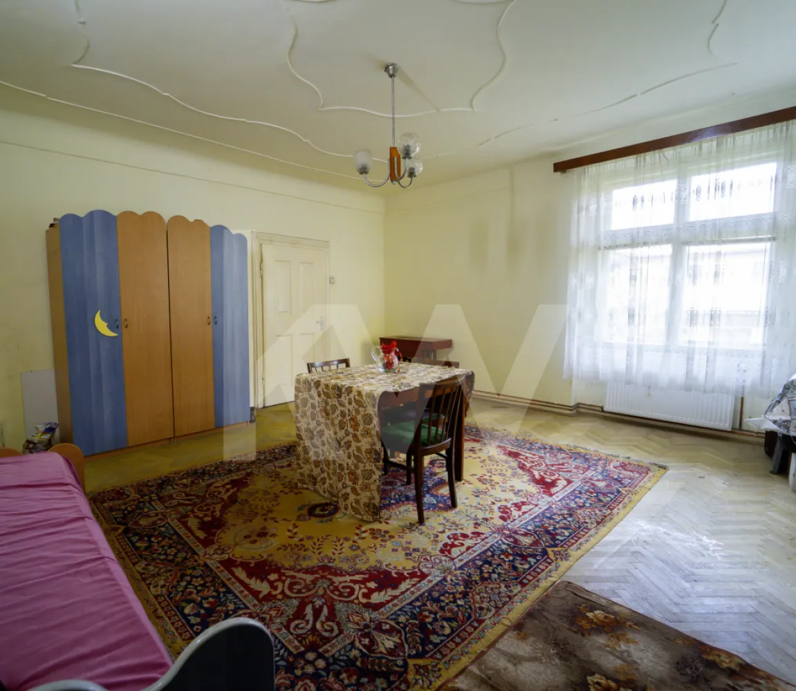 Apartament 3 camere - Eleganță și spațiu în Centrul Istoric al Sibiului – 122 mp - Apartament deosebit 122 mp în Centrul Istoric al Sibiului | Etaj 1 | Pod + 2 pivnițe | Investiție premium

O proprietate rară, cu farmec autentic și potențial excelent de valorificare, situată în una dintre cele mai apreciate zone ale Centrului Istoric din Sibiu.
Amplasat la etajul 1 al unei clădiri istorice, la intersecția străzilor 9 Mai și Ocnei, în imediata apropiere a restaurantului La Cuptor și la doar câteva minute de Podul Minciunilor, acest apartament oferă combinația perfectă între confort, poziționare premium și oportunitate de investiție.

Cu o suprafață utilă generoasă de 122 mp, proprietatea dispune de 3 camere spațioase, o bucătărie, o baie și holuri largi, fiind ideală atât pentru locuire, cât și pentru activități turistice sau profesionale. Tavanele înalte, specifice clădirilor din centrul vechi, oferă eleganță și o senzație aparte de spațiu, iar suprafețele vitrate generoase asigură lumină naturală pe tot parcursul zilei.

Un avantaj important îl reprezintă cele două pivnițe, ideale pentru depozitare, precum și accesul la pod pe întreaga suprafață a apartamentului, oferind posibilități suplimentare de amenajare, depozitare sau valorificare ulterioară, în funcție de necesitățile viitorului proprietar.
Apartamentul se vinde mobilat și utilat, fiind pregătit pentru utilizare imediată, însă poate fi predat și nemobilat, în funcție de preferințele cumpărătorului.
Poziționarea ultracentrală transformă această proprietate într-o investiție deosebit de atractivă. Piața Mică, Piața Mare, Podul Minciunilor, restaurantele, cafenelele, muzeele și principalele atracții turistice ale orașului sunt la doar câteva minute de mers pe jos. Din acest motiv, apartamentul este ideal pentru:

Regim hotelier
Închiriere pe termen lung
Reședință permanentă
Birouri, cabinete sau activități comerciale compatibile cu zona
Caracteristici principale:

 Suprafață utilă: 122 mp
 Etaj 1
 3 camere generoase
 Bucătărie separată
 Baie
 Tavane înalte
 Foarte luminos
 2 pivnițe proprii
Acces la pod pe toată suprafața apartamentului
Mobilat și utilat (opțional nemobilat)
 Centru Istoric Sibiu
La câteva minute de Podul Minciunilor
 Potențial excelent de investiție

Proprietățile cu asemenea amplasare, suprafață și beneficii suplimentare sunt extrem de rare pe piață. Dacă îți dorești o locuință cu personalitate sau o investiție sigură într-una dintre cele mai vizitate zone ale Sibiului, această proprietate reprezintă o oportunitate deosebită.