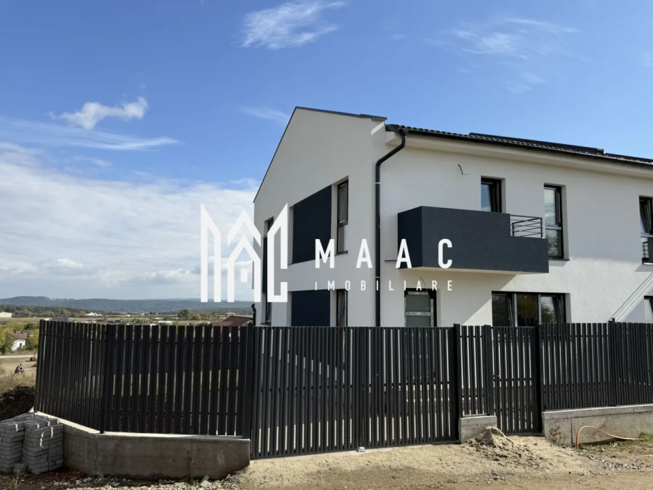 Casă 4 camere I Arhitectilor I Vedere spre Munți I COMISION ZERO - MAAC Imobiliare vă propune spre vânzare o locuință ideală pentru cei care își doresc un adevărat „ACASĂ”, situată foarte aproape de oraș, dar suficient de retrasă pentru a oferi liniște, intimitate și un cadru natural deosebit. Proprietatea este ultima casă disponibilă dintr-un ansamblu de 3 duplexuri deja construite, amplasată în Cisnădie, în zona Bazinelor de Apă, într-un cartier nou de case, aerisit, cu potențial excelent de dezvoltare și priveliște superbă către munți. Detalii proprietate: Suprafață utilă: 120 mp Suprafață construită: 144 mp Suprafață teren: 300 mp Amprentă la sol: 70 mp Curte liberă: 230 mp Terasă: 16 mp + 22 mp Balcon: 3 mp Pivniță: 22 mp Regim de înălțime: Subsol + Parter + Etaj + Pod Număr camere: 4 Casă de colț, cu ieșire la două străzi Compartimentare: Subsol: Pivniță spațioasă, cu zonă tehnică Terasă Parter: Hol de acces Living generos, cu scară interioară Bucătărie separată, cu ieșire pe terasă Baie cu aerisire naturală Etaj: Hol Dormitor matrimonial cu dressing, baie proprie și balcon Două dormitoare spațioase și luminoase Baie cu geam pentru aerisire naturală Pod: Pod pe toată suprafața casei, ideal pentru depozitare Avantaje și beneficii: Imobil nou, eficient energetic Priveliște panoramică spre munți Pivniță și pod – spații extrem de rare la construcțiile noi Dormitor matrimonial cu dressing și baie proprie Curte liberă generoasă, de 230 mp Acces auto Două terase și balcon Curte pavată, cu spații verzi Teren împrejmuit cu gard metalic și poartă Posibilitate de acces din două străzi Încălzire în pardoseală pe ambele niveluri Centrală cu pompă de căldură – 12 kW Predare: Interior: la stadiul de alb (instalații sanitare, electrice și termice incluse) Exterior: la cheie (izolație termică, tencuială decorativă, curte pavată și spațiu verde) Modalități de plată: Se acceptă plata cash sau prin credit bancar. Avans minim: 30%. Prețul proprietății este același indiferent de modalitatea de plată. Căile de acces către proprietate sunt în curs de amenajare și vor beneficia de iluminat stradal. Pentru mai multe detalii sau pentru a programa o vizionare, nu ezitați să ne contactați. Menționați ID-ul anunțului: CP2892706. }}
