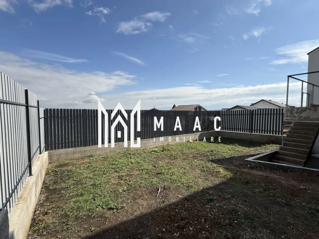 Casă 4 camere I Arhitectilor I Vedere spre Munți I COMISION ZERO - MAAC Imobiliare vă propune spre vânzare o locuință ideală pentru cei care își doresc un adevărat „ACASĂ”, situată foarte aproape de oraș, dar suficient de retrasă pentru a oferi liniște, intimitate și un cadru natural deosebit. Proprietatea este ultima casă disponibilă dintr-un ansamblu de 3 duplexuri deja construite, amplasată în Cisnădie, în zona Bazinelor de Apă, într-un cartier nou de case, aerisit, cu potențial excelent de dezvoltare și priveliște superbă către munți. Detalii proprietate: Suprafață utilă: 120 mp Suprafață construită: 144 mp Suprafață teren: 300 mp Amprentă la sol: 70 mp Curte liberă: 230 mp Terasă: 16 mp + 22 mp Balcon: 3 mp Pivniță: 22 mp Regim de înălțime: Subsol + Parter + Etaj + Pod Număr camere: 4 Casă de colț, cu ieșire la două străzi Compartimentare: Subsol: Pivniță spațioasă, cu zonă tehnică Terasă Parter: Hol de acces Living generos, cu scară interioară Bucătărie separată, cu ieșire pe terasă Baie cu aerisire naturală Etaj: Hol Dormitor matrimonial cu dressing, baie proprie și balcon Două dormitoare spațioase și luminoase Baie cu geam pentru aerisire naturală Pod: Pod pe toată suprafața casei, ideal pentru depozitare Avantaje și beneficii: Imobil nou, eficient energetic Priveliște panoramică spre munți Pivniță și pod – spații extrem de rare la construcțiile noi Dormitor matrimonial cu dressing și baie proprie Curte liberă generoasă, de 230 mp Acces auto Două terase și balcon Curte pavată, cu spații verzi Teren împrejmuit cu gard metalic și poartă Posibilitate de acces din două străzi Încălzire în pardoseală pe ambele niveluri Centrală cu pompă de căldură – 12 kW Predare: Interior: la stadiul de alb (instalații sanitare, electrice și termice incluse) Exterior: la cheie (izolație termică, tencuială decorativă, curte pavată și spațiu verde) Modalități de plată: Se acceptă plata cash sau prin credit bancar. Avans minim: 30%. Prețul proprietății este același indiferent de modalitatea de plată. Căile de acces către proprietate sunt în curs de amenajare și vor beneficia de iluminat stradal. Pentru mai multe detalii sau pentru a programa o vizionare, nu ezitați să ne contactați. Menționați ID-ul anunțului: CP2892706. }}