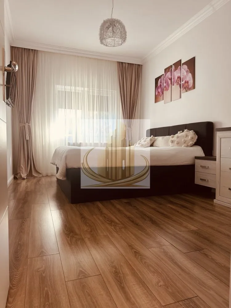 Duplex 3 camere | 95 mp | Panouri solare | Dumbravita | 4 parcări - Echipa Grand Mobilis Imobiliare vă propune spre închiriere o proprietate deosebită, situată într-o zonă liniștită și apreciată din Dumbrăvița, ideală pentru cei care își doresc confortul unei case moderne, eficiență energetică și acces rapid către toate facilitățile importante ale orașului.

Cu o suprafață utilă de 95 mp și o compartimentare inteligentă, locuința oferă spații luminoase, funcționale și bine optimizate, fiind alegerea perfectă pentru o familie care caută liniște, intimitate și confort.

Proprietatea dispune de:

living generos și luminos;
bucătărie închisă, un avantaj important pentru familiile care apreciază separarea spațiului de gătit de zona de zi;
3 camere bine compartimentate;
pod înalt, ideal pentru depozitare;
curte proprie amenajată;
4 locuri de parcare (2 în curte și 2 în fața proprietății).

Unul dintre marile atuuri ale proprietății îl reprezintă eficiența energetică. Casa este echipată cu un sistem de panouri fotovoltaice, ceea ce reduce costurile cu energia electrică la minimum, acestea fiind practic inexistente în condiții normale de utilizare.

De asemenea, proprietatea beneficiază de:

stație de încărcare pentru autoturisme electrice;
curent trifazic;
aer condiționat;
foraj propriu pentru alimentarea cu apă;
sistem automatizat de irigare.

Curtea este frumos amenajată cu gazon și plante ornamentale, oferind un spațiu ideal pentru relaxare și petrecerea timpului în aer liber. Sistemul de irigare este complet automatizat și poate fi controlat inclusiv de la distanță prin intermediul telefonului mobil.

Un avantaj suplimentar îl reprezintă posibilitatea de mansardare în viitor, oferind oportunitatea extinderii spațiului locativ în funcție de nevoile viitorilor ocupanți.

Poziționarea este excelentă, într-o zonă liniștită și aerisită, dar foarte bine conectată. În imediata apropiere regăsim:

grădinițe și școli;
magazine și supermarketuri;
restaurante și cafenele;
mijloace de transport în comun;
parcuri și zone verzi;
acces rapid către principalele artere și puncte de interes ale orașului.

Această proprietate nu oferă doar un spațiu de locuit, ci un stil de viață modern, eficient și confortabil, fiind alegerea ideală pentru o familie care își dorește liniștea unei zone rezidențiale fără a renunța la avantajele unei locații foarte bine conectate.

Preț: 1.200 €/lună

Pentru mai multe detalii sau programarea unei vizionări, echipa Grand Mobilis Imobiliare vă stă cu drag la dispoziție. 
ID Intern: CP3131658