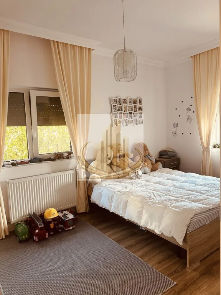 Duplex 3 camere | 95 mp | Panouri solare | Dumbravita | 4 parcări - Echipa Grand Mobilis Imobiliare vă propune spre închiriere o proprietate deosebită, situată într-o zonă liniștită și apreciată din Dumbrăvița, ideală pentru cei care își doresc confortul unei case moderne, eficiență energetică și acces rapid către toate facilitățile importante ale orașului.

Cu o suprafață utilă de 95 mp și o compartimentare inteligentă, locuința oferă spații luminoase, funcționale și bine optimizate, fiind alegerea perfectă pentru o familie care caută liniște, intimitate și confort.

Proprietatea dispune de:

living generos și luminos;
bucătărie închisă, un avantaj important pentru familiile care apreciază separarea spațiului de gătit de zona de zi;
3 camere bine compartimentate;
pod înalt, ideal pentru depozitare;
curte proprie amenajată;
4 locuri de parcare (2 în curte și 2 în fața proprietății).

Unul dintre marile atuuri ale proprietății îl reprezintă eficiența energetică. Casa este echipată cu un sistem de panouri fotovoltaice, ceea ce reduce costurile cu energia electrică la minimum, acestea fiind practic inexistente în condiții normale de utilizare.

De asemenea, proprietatea beneficiază de:

stație de încărcare pentru autoturisme electrice;
curent trifazic;
aer condiționat;
foraj propriu pentru alimentarea cu apă;
sistem automatizat de irigare.

Curtea este frumos amenajată cu gazon și plante ornamentale, oferind un spațiu ideal pentru relaxare și petrecerea timpului în aer liber. Sistemul de irigare este complet automatizat și poate fi controlat inclusiv de la distanță prin intermediul telefonului mobil.

Un avantaj suplimentar îl reprezintă posibilitatea de mansardare în viitor, oferind oportunitatea extinderii spațiului locativ în funcție de nevoile viitorilor ocupanți.

Poziționarea este excelentă, într-o zonă liniștită și aerisită, dar foarte bine conectată. În imediata apropiere regăsim:

grădinițe și școli;
magazine și supermarketuri;
restaurante și cafenele;
mijloace de transport în comun;
parcuri și zone verzi;
acces rapid către principalele artere și puncte de interes ale orașului.

Această proprietate nu oferă doar un spațiu de locuit, ci un stil de viață modern, eficient și confortabil, fiind alegerea ideală pentru o familie care își dorește liniștea unei zone rezidențiale fără a renunța la avantajele unei locații foarte bine conectate.

Preț: 1.200 €/lună

Pentru mai multe detalii sau programarea unei vizionări, echipa Grand Mobilis Imobiliare vă stă cu drag la dispoziție. 
ID Intern: CP3131658