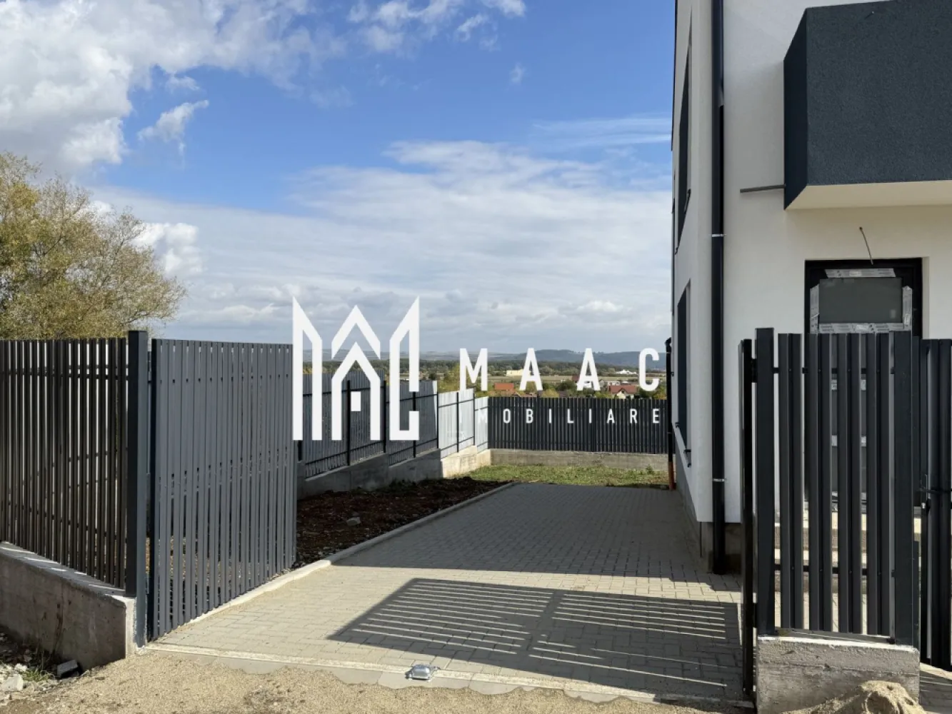 Casă 4 camere I Arhitectilor I Vedere spre Munți I COMISION ZERO - MAAC Imobiliare vă propune spre vânzare o locuință ideală pentru cei care își doresc un adevărat „ACASĂ”, situată foarte aproape de oraș, dar suficient de retrasă pentru a oferi liniște, intimitate și un cadru natural deosebit. Proprietatea este ultima casă disponibilă dintr-un ansamblu de 3 duplexuri deja construite, amplasată în Cisnădie, în zona Bazinelor de Apă, într-un cartier nou de case, aerisit, cu potențial excelent de dezvoltare și priveliște superbă către munți. Detalii proprietate: Suprafață utilă: 120 mp Suprafață construită: 144 mp Suprafață teren: 300 mp Amprentă la sol: 70 mp Curte liberă: 230 mp Terasă: 16 mp + 22 mp Balcon: 3 mp Pivniță: 22 mp Regim de înălțime: Subsol + Parter + Etaj + Pod Număr camere: 4 Casă de colț, cu ieșire la două străzi Compartimentare: Subsol: Pivniță spațioasă, cu zonă tehnică Terasă Parter: Hol de acces Living generos, cu scară interioară Bucătărie separată, cu ieșire pe terasă Baie cu aerisire naturală Etaj: Hol Dormitor matrimonial cu dressing, baie proprie și balcon Două dormitoare spațioase și luminoase Baie cu geam pentru aerisire naturală Pod: Pod pe toată suprafața casei, ideal pentru depozitare Avantaje și beneficii: Imobil nou, eficient energetic Priveliște panoramică spre munți Pivniță și pod – spații extrem de rare la construcțiile noi Dormitor matrimonial cu dressing și baie proprie Curte liberă generoasă, de 230 mp Acces auto Două terase și balcon Curte pavată, cu spații verzi Teren împrejmuit cu gard metalic și poartă Posibilitate de acces din două străzi Încălzire în pardoseală pe ambele niveluri Centrală cu pompă de căldură – 12 kW Predare: Interior: la stadiul de alb (instalații sanitare, electrice și termice incluse) Exterior: la cheie (izolație termică, tencuială decorativă, curte pavată și spațiu verde) Modalități de plată: Se acceptă plata cash sau prin credit bancar. Avans minim: 30%. Prețul proprietății este același indiferent de modalitatea de plată. Căile de acces către proprietate sunt în curs de amenajare și vor beneficia de iluminat stradal. Pentru mai multe detalii sau pentru a programa o vizionare, nu ezitați să ne contactați. Menționați ID-ul anunțului: CP2892706. }}