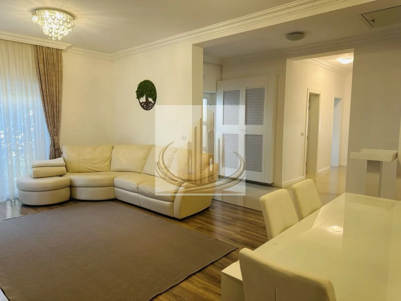 Duplex 3 camere | 95 mp | Panouri solare | Dumbravita | 4 parcări - Echipa Grand Mobilis Imobiliare vă propune spre închiriere o proprietate deosebită, situată într-o zonă liniștită și apreciată din Dumbrăvița, ideală pentru cei care își doresc confortul unei case moderne, eficiență energetică și acces rapid către toate facilitățile importante ale orașului.

Cu o suprafață utilă de 95 mp și o compartimentare inteligentă, locuința oferă spații luminoase, funcționale și bine optimizate, fiind alegerea perfectă pentru o familie care caută liniște, intimitate și confort.

Proprietatea dispune de:

living generos și luminos;
bucătărie închisă, un avantaj important pentru familiile care apreciază separarea spațiului de gătit de zona de zi;
3 camere bine compartimentate;
pod înalt, ideal pentru depozitare;
curte proprie amenajată;
4 locuri de parcare (2 în curte și 2 în fața proprietății).

Unul dintre marile atuuri ale proprietății îl reprezintă eficiența energetică. Casa este echipată cu un sistem de panouri fotovoltaice, ceea ce reduce costurile cu energia electrică la minimum, acestea fiind practic inexistente în condiții normale de utilizare.

De asemenea, proprietatea beneficiază de:

stație de încărcare pentru autoturisme electrice;
curent trifazic;
aer condiționat;
foraj propriu pentru alimentarea cu apă;
sistem automatizat de irigare.

Curtea este frumos amenajată cu gazon și plante ornamentale, oferind un spațiu ideal pentru relaxare și petrecerea timpului în aer liber. Sistemul de irigare este complet automatizat și poate fi controlat inclusiv de la distanță prin intermediul telefonului mobil.

Un avantaj suplimentar îl reprezintă posibilitatea de mansardare în viitor, oferind oportunitatea extinderii spațiului locativ în funcție de nevoile viitorilor ocupanți.

Poziționarea este excelentă, într-o zonă liniștită și aerisită, dar foarte bine conectată. În imediata apropiere regăsim:

grădinițe și școli;
magazine și supermarketuri;
restaurante și cafenele;
mijloace de transport în comun;
parcuri și zone verzi;
acces rapid către principalele artere și puncte de interes ale orașului.

Această proprietate nu oferă doar un spațiu de locuit, ci un stil de viață modern, eficient și confortabil, fiind alegerea ideală pentru o familie care își dorește liniștea unei zone rezidențiale fără a renunța la avantajele unei locații foarte bine conectate.

Preț: 1.200 €/lună

Pentru mai multe detalii sau programarea unei vizionări, echipa Grand Mobilis Imobiliare vă stă cu drag la dispoziție. 
ID Intern: CP3131658