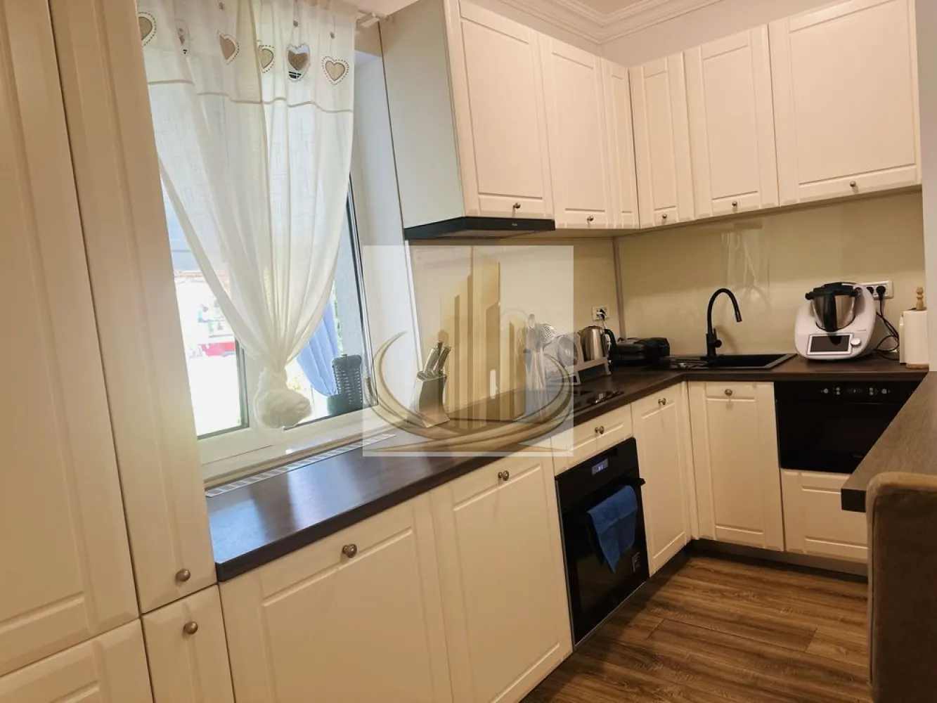 Duplex 3 camere | 95 mp | Panouri solare | Dumbravita | 4 parcări - Echipa Grand Mobilis Imobiliare vă propune spre închiriere o proprietate deosebită, situată într-o zonă liniștită și apreciată din Dumbrăvița, ideală pentru cei care își doresc confortul unei case moderne, eficiență energetică și acces rapid către toate facilitățile importante ale orașului.

Cu o suprafață utilă de 95 mp și o compartimentare inteligentă, locuința oferă spații luminoase, funcționale și bine optimizate, fiind alegerea perfectă pentru o familie care caută liniște, intimitate și confort.

Proprietatea dispune de:

living generos și luminos;
bucătărie închisă, un avantaj important pentru familiile care apreciază separarea spațiului de gătit de zona de zi;
3 camere bine compartimentate;
pod înalt, ideal pentru depozitare;
curte proprie amenajată;
4 locuri de parcare (2 în curte și 2 în fața proprietății).

Unul dintre marile atuuri ale proprietății îl reprezintă eficiența energetică. Casa este echipată cu un sistem de panouri fotovoltaice, ceea ce reduce costurile cu energia electrică la minimum, acestea fiind practic inexistente în condiții normale de utilizare.

De asemenea, proprietatea beneficiază de:

stație de încărcare pentru autoturisme electrice;
curent trifazic;
aer condiționat;
foraj propriu pentru alimentarea cu apă;
sistem automatizat de irigare.

Curtea este frumos amenajată cu gazon și plante ornamentale, oferind un spațiu ideal pentru relaxare și petrecerea timpului în aer liber. Sistemul de irigare este complet automatizat și poate fi controlat inclusiv de la distanță prin intermediul telefonului mobil.

Un avantaj suplimentar îl reprezintă posibilitatea de mansardare în viitor, oferind oportunitatea extinderii spațiului locativ în funcție de nevoile viitorilor ocupanți.

Poziționarea este excelentă, într-o zonă liniștită și aerisită, dar foarte bine conectată. În imediata apropiere regăsim:

grădinițe și școli;
magazine și supermarketuri;
restaurante și cafenele;
mijloace de transport în comun;
parcuri și zone verzi;
acces rapid către principalele artere și puncte de interes ale orașului.

Această proprietate nu oferă doar un spațiu de locuit, ci un stil de viață modern, eficient și confortabil, fiind alegerea ideală pentru o familie care își dorește liniștea unei zone rezidențiale fără a renunța la avantajele unei locații foarte bine conectate.

Preț: 1.200 €/lună

Pentru mai multe detalii sau programarea unei vizionări, echipa Grand Mobilis Imobiliare vă stă cu drag la dispoziție. 
ID Intern: CP3131658