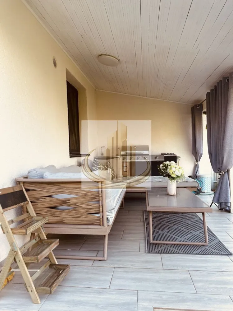 Duplex 3 camere | 95 mp | Panouri solare | Dumbravita | 4 parcări - Echipa Grand Mobilis Imobiliare vă propune spre închiriere o proprietate deosebită, situată într-o zonă liniștită și apreciată din Dumbrăvița, ideală pentru cei care își doresc confortul unei case moderne, eficiență energetică și acces rapid către toate facilitățile importante ale orașului.

Cu o suprafață utilă de 95 mp și o compartimentare inteligentă, locuința oferă spații luminoase, funcționale și bine optimizate, fiind alegerea perfectă pentru o familie care caută liniște, intimitate și confort.

Proprietatea dispune de:

living generos și luminos;
bucătărie închisă, un avantaj important pentru familiile care apreciază separarea spațiului de gătit de zona de zi;
3 camere bine compartimentate;
pod înalt, ideal pentru depozitare;
curte proprie amenajată;
4 locuri de parcare (2 în curte și 2 în fața proprietății).

Unul dintre marile atuuri ale proprietății îl reprezintă eficiența energetică. Casa este echipată cu un sistem de panouri fotovoltaice, ceea ce reduce costurile cu energia electrică la minimum, acestea fiind practic inexistente în condiții normale de utilizare.

De asemenea, proprietatea beneficiază de:

stație de încărcare pentru autoturisme electrice;
curent trifazic;
aer condiționat;
foraj propriu pentru alimentarea cu apă;
sistem automatizat de irigare.

Curtea este frumos amenajată cu gazon și plante ornamentale, oferind un spațiu ideal pentru relaxare și petrecerea timpului în aer liber. Sistemul de irigare este complet automatizat și poate fi controlat inclusiv de la distanță prin intermediul telefonului mobil.

Un avantaj suplimentar îl reprezintă posibilitatea de mansardare în viitor, oferind oportunitatea extinderii spațiului locativ în funcție de nevoile viitorilor ocupanți.

Poziționarea este excelentă, într-o zonă liniștită și aerisită, dar foarte bine conectată. În imediata apropiere regăsim:

grădinițe și școli;
magazine și supermarketuri;
restaurante și cafenele;
mijloace de transport în comun;
parcuri și zone verzi;
acces rapid către principalele artere și puncte de interes ale orașului.

Această proprietate nu oferă doar un spațiu de locuit, ci un stil de viață modern, eficient și confortabil, fiind alegerea ideală pentru o familie care își dorește liniștea unei zone rezidențiale fără a renunța la avantajele unei locații foarte bine conectate.

Preț: 1.200 €/lună

Pentru mai multe detalii sau programarea unei vizionări, echipa Grand Mobilis Imobiliare vă stă cu drag la dispoziție. 
ID Intern: CP3131658