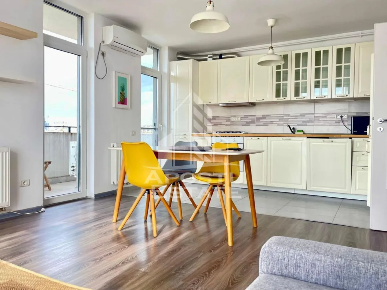 Apartament 3 camere de inchiriat, PetFriendly, City of Mara,Timisoara - Agentia imobiliara APOSTU ESTATE va propune spre inchiriere un apartament cu 3 camere, spatios si luminos, situat in zona Circumvalatiunii, in complexul rezidental City of Mara, o zona linistita si bine pozitionata din Timisoara,Timis. Potrivit pentru cupluri,familii , tineri care isi doresc o locuinta unde sa se simta confortabil si cu acces facil catre scoli, statii de autobuz, supermarketuri , magazine de zona, parcuri.

Suprafata utila: 75 mp
Compartimentare eficienta:
-Hol de acces generos
-Bucatarie complet mobilata si utilata
-Dormitor mobilat si utilat
-Birou 
-Living spatios pentru momente de relaxare
-Apartamentul este dotat cu 2 bai, una cu cada iar cealalta cu dus

Confort si facilitati:
-Incalzirea apartamentului: centrala proprie
-Apartamentul este complet mobilat si utilat
-Loc de parcare subteran
-Proprietarul accepta animale de companie de talie mica

Localizare:
-Timis,Timisoara, zona Circumvalatiunii – acces facil spre magazine, supermarketul Kaufland, scoli, parcuri si mijloace de transport in comun.

Ideal pentru:
-Familii
-Cupluri
-Tineri
-Studenti

Disponibilitate: imediata
Pret chirie lunara: 600€
Programeaza o vizionare pentru a-ti putea imagina viitorul aici!
ID intern:CP3131640