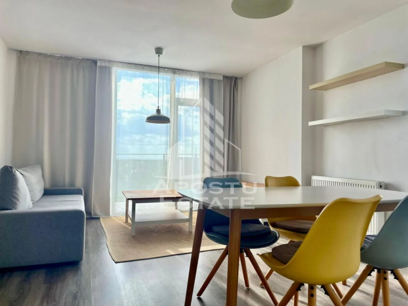 Apartament 3 camere de inchiriat, PetFriendly, City of Mara,Timisoara - Agentia imobiliara APOSTU ESTATE va propune spre inchiriere un apartament cu 3 camere, spatios si luminos, situat in zona Circumvalatiunii, in complexul rezidental City of Mara, o zona linistita si bine pozitionata din Timisoara,Timis. Potrivit pentru cupluri,familii , tineri care isi doresc o locuinta unde sa se simta confortabil si cu acces facil catre scoli, statii de autobuz, supermarketuri , magazine de zona, parcuri.

Suprafata utila: 75 mp
Compartimentare eficienta:
-Hol de acces generos
-Bucatarie complet mobilata si utilata
-Dormitor mobilat si utilat
-Birou 
-Living spatios pentru momente de relaxare
-Apartamentul este dotat cu 2 bai, una cu cada iar cealalta cu dus

Confort si facilitati:
-Incalzirea apartamentului: centrala proprie
-Apartamentul este complet mobilat si utilat
-Loc de parcare subteran
-Proprietarul accepta animale de companie de talie mica

Localizare:
-Timis,Timisoara, zona Circumvalatiunii – acces facil spre magazine, supermarketul Kaufland, scoli, parcuri si mijloace de transport in comun.

Ideal pentru:
-Familii
-Cupluri
-Tineri
-Studenti

Disponibilitate: imediata
Pret chirie lunara: 600€
Programeaza o vizionare pentru a-ti putea imagina viitorul aici!
ID intern:CP3131640