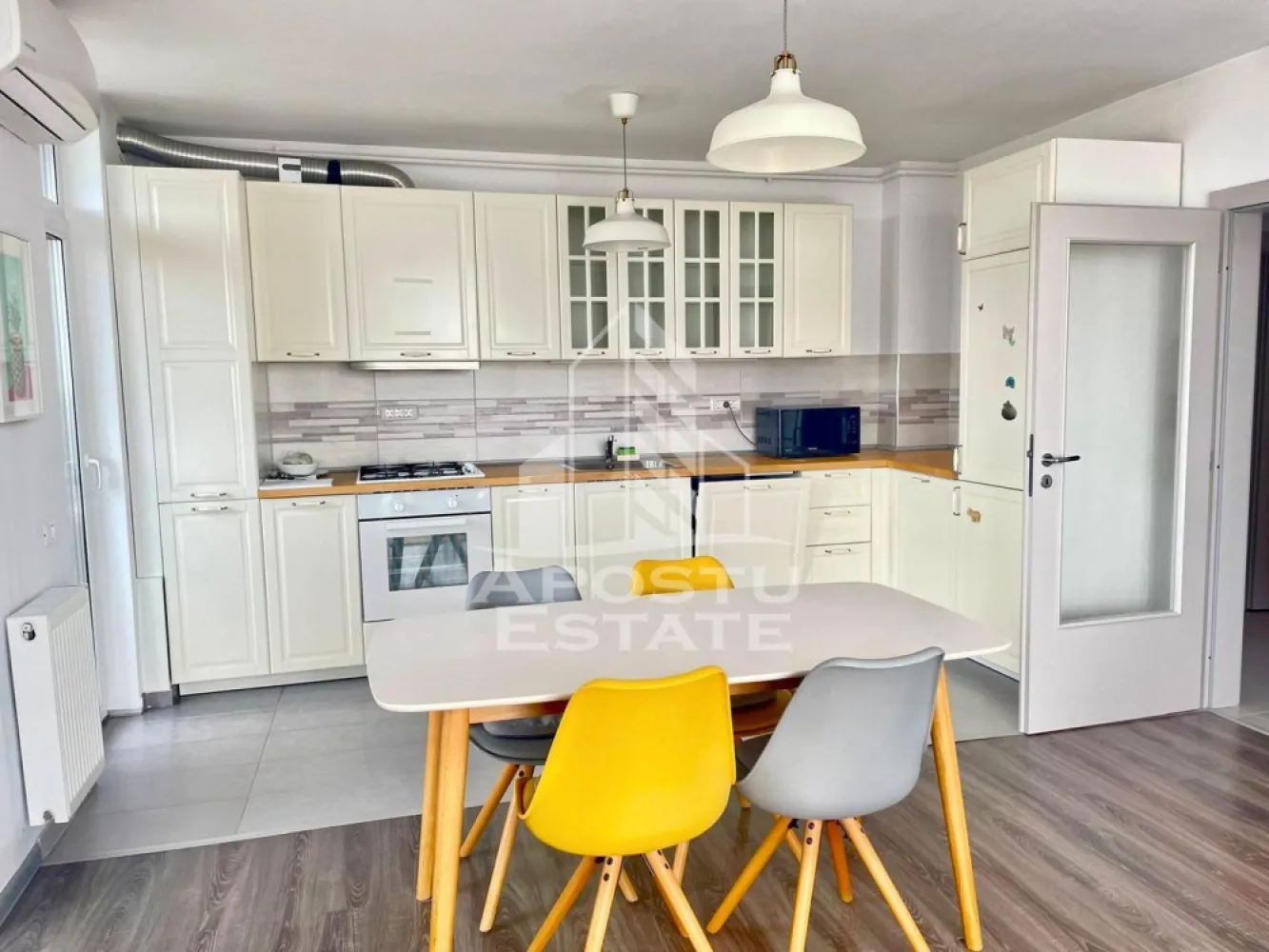 Apartament 3 camere de inchiriat, PetFriendly, City of Mara,Timisoara - Agentia imobiliara APOSTU ESTATE va propune spre inchiriere un apartament cu 3 camere, spatios si luminos, situat in zona Circumvalatiunii, in complexul rezidental City of Mara, o zona linistita si bine pozitionata din Timisoara,Timis. Potrivit pentru cupluri,familii , tineri care isi doresc o locuinta unde sa se simta confortabil si cu acces facil catre scoli, statii de autobuz, supermarketuri , magazine de zona, parcuri.

Suprafata utila: 75 mp
Compartimentare eficienta:
-Hol de acces generos
-Bucatarie complet mobilata si utilata
-Dormitor mobilat si utilat
-Birou 
-Living spatios pentru momente de relaxare
-Apartamentul este dotat cu 2 bai, una cu cada iar cealalta cu dus

Confort si facilitati:
-Incalzirea apartamentului: centrala proprie
-Apartamentul este complet mobilat si utilat
-Loc de parcare subteran
-Proprietarul accepta animale de companie de talie mica

Localizare:
-Timis,Timisoara, zona Circumvalatiunii – acces facil spre magazine, supermarketul Kaufland, scoli, parcuri si mijloace de transport in comun.

Ideal pentru:
-Familii
-Cupluri
-Tineri
-Studenti

Disponibilitate: imediata
Pret chirie lunara: 600€
Programeaza o vizionare pentru a-ti putea imagina viitorul aici!
ID intern:CP3131640