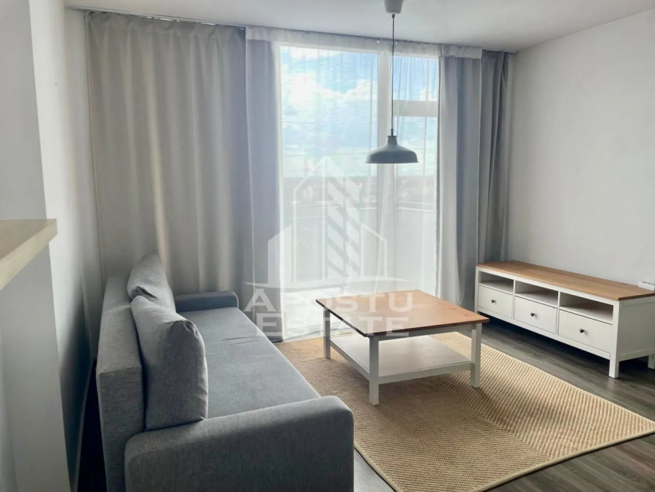 Apartament 3 camere de inchiriat, PetFriendly, City of Mara,Timisoara - Agentia imobiliara APOSTU ESTATE va propune spre inchiriere un apartament cu 3 camere, spatios si luminos, situat in zona Circumvalatiunii, in complexul rezidental City of Mara, o zona linistita si bine pozitionata din Timisoara,Timis. Potrivit pentru cupluri,familii , tineri care isi doresc o locuinta unde sa se simta confortabil si cu acces facil catre scoli, statii de autobuz, supermarketuri , magazine de zona, parcuri.

Suprafata utila: 75 mp
Compartimentare eficienta:
-Hol de acces generos
-Bucatarie complet mobilata si utilata
-Dormitor mobilat si utilat
-Birou 
-Living spatios pentru momente de relaxare
-Apartamentul este dotat cu 2 bai, una cu cada iar cealalta cu dus

Confort si facilitati:
-Incalzirea apartamentului: centrala proprie
-Apartamentul este complet mobilat si utilat
-Loc de parcare subteran
-Proprietarul accepta animale de companie de talie mica

Localizare:
-Timis,Timisoara, zona Circumvalatiunii – acces facil spre magazine, supermarketul Kaufland, scoli, parcuri si mijloace de transport in comun.

Ideal pentru:
-Familii
-Cupluri
-Tineri
-Studenti

Disponibilitate: imediata
Pret chirie lunara: 600€
Programeaza o vizionare pentru a-ti putea imagina viitorul aici!
ID intern:CP3131640