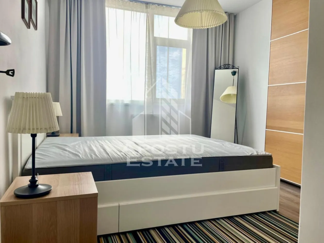 Apartament 3 camere de inchiriat, PetFriendly, City of Mara,Timisoara - Agentia imobiliara APOSTU ESTATE va propune spre inchiriere un apartament cu 3 camere, spatios si luminos, situat in zona Circumvalatiunii, in complexul rezidental City of Mara, o zona linistita si bine pozitionata din Timisoara,Timis. Potrivit pentru cupluri,familii , tineri care isi doresc o locuinta unde sa se simta confortabil si cu acces facil catre scoli, statii de autobuz, supermarketuri , magazine de zona, parcuri.

Suprafata utila: 75 mp
Compartimentare eficienta:
-Hol de acces generos
-Bucatarie complet mobilata si utilata
-Dormitor mobilat si utilat
-Birou 
-Living spatios pentru momente de relaxare
-Apartamentul este dotat cu 2 bai, una cu cada iar cealalta cu dus

Confort si facilitati:
-Incalzirea apartamentului: centrala proprie
-Apartamentul este complet mobilat si utilat
-Loc de parcare subteran
-Proprietarul accepta animale de companie de talie mica

Localizare:
-Timis,Timisoara, zona Circumvalatiunii – acces facil spre magazine, supermarketul Kaufland, scoli, parcuri si mijloace de transport in comun.

Ideal pentru:
-Familii
-Cupluri
-Tineri
-Studenti

Disponibilitate: imediata
Pret chirie lunara: 600€
Programeaza o vizionare pentru a-ti putea imagina viitorul aici!
ID intern:CP3131640