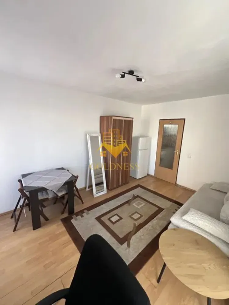 Garsoniera, Studium Green, Iulius Mall, Fsega, Gheorgheni, - GOLDNESS Imobiliare vă propune spre închiriere o garsoniera complet mobilata și utilata, la etajul 2 într-un imobil de 10 etaje, în Cartierul Gheorgheni.

Se află în apropierea stațiilor de transport în comun, magazine, restaurante, spații verzi, farmacii, etc.

Apartamentul este compartimentat astfel:

- living cu bucatarie open space complet utilată și mobilată, canapea extensibilă, loc de servit masa

- baie cu cabina de dus, calorifer port prosop și dulap pentru depozitare.

Imobilul este dotat cu toate cele necesare- centrală proprie, frigider, aragaz, hotă, mașină de spălat haine, etc.

Dacă sunteți interesați de acest apartament și doriți să îl vizionați, dar și pentru alte oferte nu ezitați să ne contactați telefonic sau prin e-mail. Vă stăm la dispoziție!

Pentru intermediere se percepe un comision de 50% din prețul chiriei!