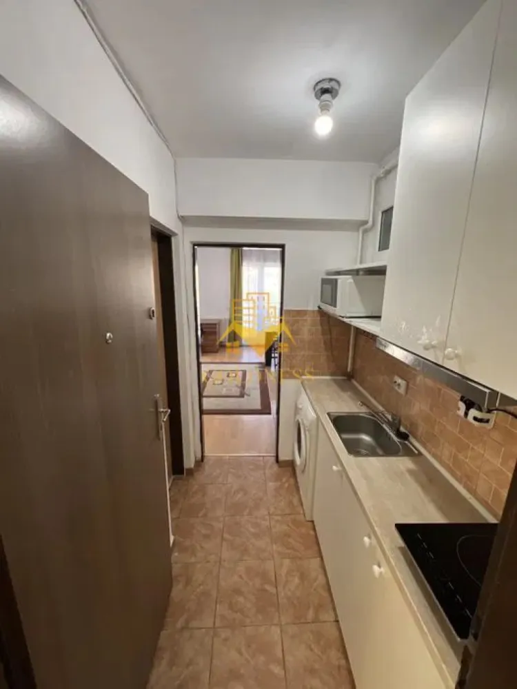 Garsoniera, Studium Green, Iulius Mall, Fsega, Gheorgheni, - GOLDNESS Imobiliare vă propune spre închiriere o garsoniera complet mobilata și utilata, la etajul 2 într-un imobil de 10 etaje, în Cartierul Gheorgheni.

Se află în apropierea stațiilor de transport în comun, magazine, restaurante, spații verzi, farmacii, etc.

Apartamentul este compartimentat astfel:

- living cu bucatarie open space complet utilată și mobilată, canapea extensibilă, loc de servit masa

- baie cu cabina de dus, calorifer port prosop și dulap pentru depozitare.

Imobilul este dotat cu toate cele necesare- centrală proprie, frigider, aragaz, hotă, mașină de spălat haine, etc.

Dacă sunteți interesați de acest apartament și doriți să îl vizionați, dar și pentru alte oferte nu ezitați să ne contactați telefonic sau prin e-mail. Vă stăm la dispoziție!

Pentru intermediere se percepe un comision de 50% din prețul chiriei!