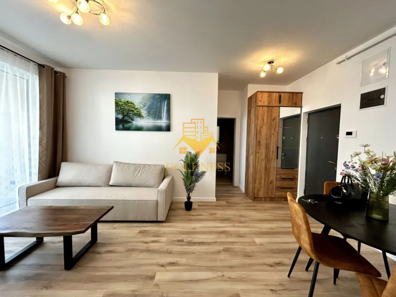 2 camere, Modern, Parcare subterana, Zona Cetatii, Bloc Nou, Floresti - GOLDNESS Imobiliare vă propune spre vanzare un apartament cu 2 camere complet mobilat și utilat, la etajul 1 într-un imobil de 4 etaje, situat în Floresti.
Dispune de loc de parcare subteran contra cost 10.000 euro negociabil!
Se află în apropierea stațiilor de transport în comun, magazine, restaurante, spații verzi, farmacii, etc. 

Apartamentul este compartimentat astfel:
 - dormitor cu pat matrimonial, dressing, noptiere
 - living cu canapea extensibila, comoda tv, loc de servit masa, dulap pentru depozitare
 -bucatarie complet utilată și mobilată, loc de servit masa 
 - baie cu dus walk-in calorifer port prosop și dulap pentru depozitare.
 - terasa generoasa de 11,4 mp.

Imobilul este dotat cu toate cele necesare- centrală proprie, frigider, aragaz, hotă, mașină de spălat haine, etc. 

Dacă sunteți interesați de acest apartament și doriți să îl vizionați, dar și pentru alte oferte nu ezitați să ne contactați telefonic sau prin e-mail. Vă stăm la dispoziție!
Pentru intermediere se percepe un comision de 2% din prețul vanzare!