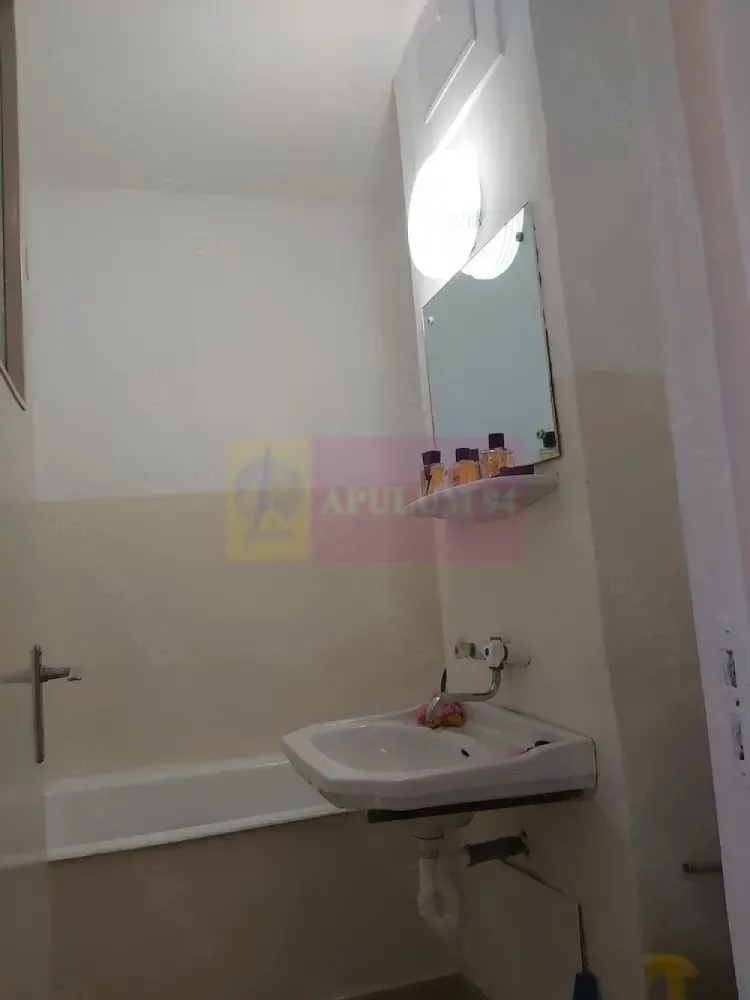 Garsoniera zona Dristor - Agentia Imobiliara Apulum 94 va propune spre vanzare
Garsonieră în zona Dristor, la câteva minute de mers pe jos de stația de metrou. 
Situată la etajul 7 din 8 al unui bloc construit în anul 1985, garsoniera are o suprafață totală de 25,5 mp.

Locuința este renovată recent, proaspăt zugrăvită, cu gresie și parchet în stare bună. 
Dispune de balcon închis și de o compartimentare practică, fiind luminoasă și confortabilă.

Poziționarea este excelentă: stație de metrou în apropiere, magazin Lidl la aproximativ 2 minute de mers pe jos și benzinărie la 1 minut. În zonă se găsesc, de asemenea, mijloace de transport în comun, farmacii, bănci și alte facilități necesare.

Ideală atât pentru locuit, cât și pentru investiție, datorită amplasării foarte bune și accesului rapid către toate zonele orașului.

Acte la zi. Disponibilă imediat.