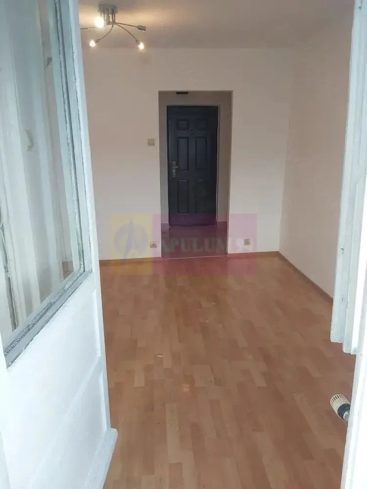 Garsoniera zona Dristor - Agentia Imobiliara Apulum 94 va propune spre vanzare
Garsonieră în zona Dristor, la câteva minute de mers pe jos de stația de metrou. 
Situată la etajul 7 din 8 al unui bloc construit în anul 1985, garsoniera are o suprafață totală de 25,5 mp.

Locuința este renovată recent, proaspăt zugrăvită, cu gresie și parchet în stare bună. 
Dispune de balcon închis și de o compartimentare practică, fiind luminoasă și confortabilă.

Poziționarea este excelentă: stație de metrou în apropiere, magazin Lidl la aproximativ 2 minute de mers pe jos și benzinărie la 1 minut. În zonă se găsesc, de asemenea, mijloace de transport în comun, farmacii, bănci și alte facilități necesare.

Ideală atât pentru locuit, cât și pentru investiție, datorită amplasării foarte bune și accesului rapid către toate zonele orașului.

Acte la zi. Disponibilă imediat.