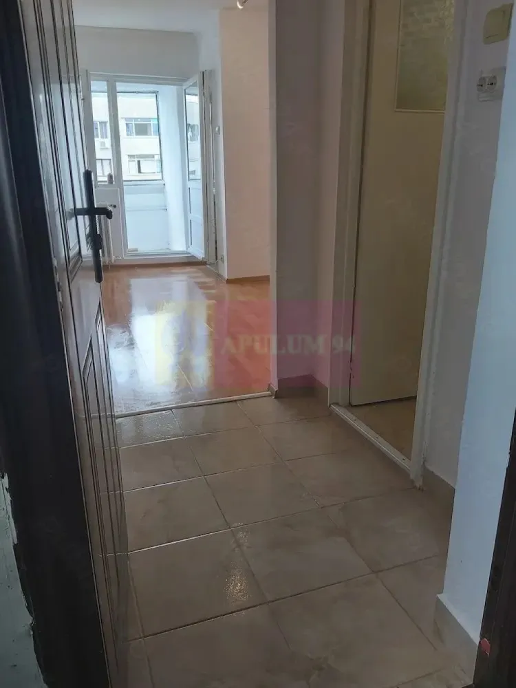 Garsoniera zona Dristor - Agentia Imobiliara Apulum 94 va propune spre vanzare
Garsonieră în zona Dristor, la câteva minute de mers pe jos de stația de metrou. 
Situată la etajul 7 din 8 al unui bloc construit în anul 1985, garsoniera are o suprafață totală de 25,5 mp.

Locuința este renovată recent, proaspăt zugrăvită, cu gresie și parchet în stare bună. 
Dispune de balcon închis și de o compartimentare practică, fiind luminoasă și confortabilă.

Poziționarea este excelentă: stație de metrou în apropiere, magazin Lidl la aproximativ 2 minute de mers pe jos și benzinărie la 1 minut. În zonă se găsesc, de asemenea, mijloace de transport în comun, farmacii, bănci și alte facilități necesare.

Ideală atât pentru locuit, cât și pentru investiție, datorită amplasării foarte bune și accesului rapid către toate zonele orașului.

Acte la zi. Disponibilă imediat.