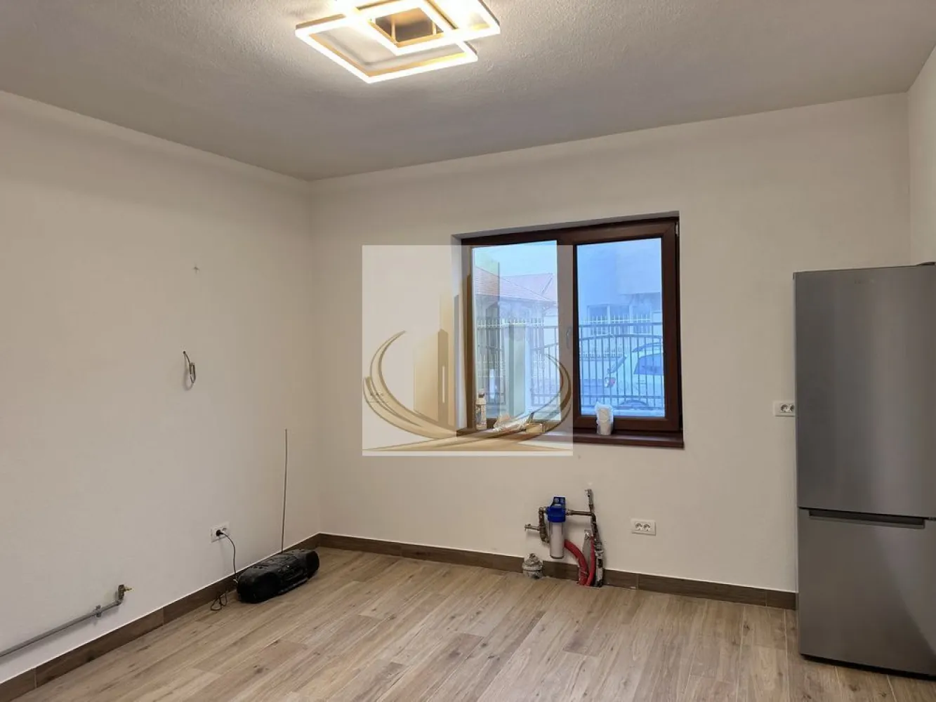 Duplex 130 mp utili | Finisaje superioare | Zonă Cora | Dumbravita - Echipa Grand Mobilis Imobiliare vă propune spre închiriere o proprietate deosebită, construită la standarde superioare, situată într-o zonă rezidențială liniștită și apreciată din zona Cora, una dintre cele mai căutate zone ale Dumbrăviței.

Această locuință se remarcă prin calitatea construcției și nivelul ridicat de confort oferit. Spre deosebire de majoritatea duplexurilor de pe piață, cele două unități sunt separate prin zid dublu cu izolație între proprietăți, asigurând un grad excelent de izolare fonică și termică. Totodată, proprietatea beneficiază de planșeu din beton peste etaj, un detaliu constructiv premium care contribuie la durabilitate și confort pe termen lung.

Cu o suprafață utilă de 130 mp, locuința este compartimentată eficient și funcțional:

Parter
hol de acces;
dormitor sau birou;
baie cu cabină de duș;
bucătărie închisă;
living generos și luminos;
bucatarie inchisa;
terasă acoperită și încălzită;
casa scării.

Etaj
hol;
dormitor matrimonial cu dressing;
două dormitoare suplimentare;
baie cu cadă;
acces către pod.

Casa se inchiriaza partial mobilata dar odata cu sosirea chiriasilor, in termen de o saptaman va fi mobilata integral.

În plus, proprietatea dispune de un pod izolat termic, prevăzut cu fereastră Velux, ideal pentru depozitare.

Dotări și finisaje premium
zidărie de 30 cm;
termosistem STO cu polistiren EPS 100;
planșeu din beton peste etaj;
încălzire în pardoseală PURMO;
termostat digital în fiecare încăpere;
centrală în condensare;
gresie Marazzi;
uși Porta Doors;
aparataj electric Gewiss;
corpuri de iluminat premium;
sistem de alarmă;
videointerfon;
poartă culisantă automatizată.
Exterior amenajat complet
grădină cu leylandii maturi;
sistem automat de irigație;
curte amenajată și acces pavat;
2 locuri de parcare în curte;
toate utilitățile disponibile.

Un alt avantaj important îl reprezintă poziționarea excelentă a proprietății. Deși este situată într-o zonă liniștită și exclusiv rezidențială, aceasta beneficiază de acces rapid către toate facilitățile necesare unui stil de viață modern. În imediata apropiere regăsim:

școli și grădinițe;
magazine și supermarketuri;
restaurante și cafenele;
mijloace de transport în comun;
parcuri și zone de recreere.

Totodată, proprietatea oferă acces facil către principalele zone de interes ale orașului, precum Calea Aradului, zona Lipovei și centrul Timișoarei, fiind ideală pentru persoanele care își doresc liniște, fără a renunța la avantajele unei locații foarte bine conectate.

Prin calitatea construcției, compartimentarea excelentă, finisajele premium și poziționarea deosebită, această proprietate reprezintă alegerea ideală pentru o familie care își dorește confort, spațiu și intimitate într-un cadru modern și elegant.

Pentru mai multe detalii sau programarea unei vizionări, echipa Grand Mobilis Imobiliare vă stă cu drag la dispoziție.
ID Intern: CP3131548